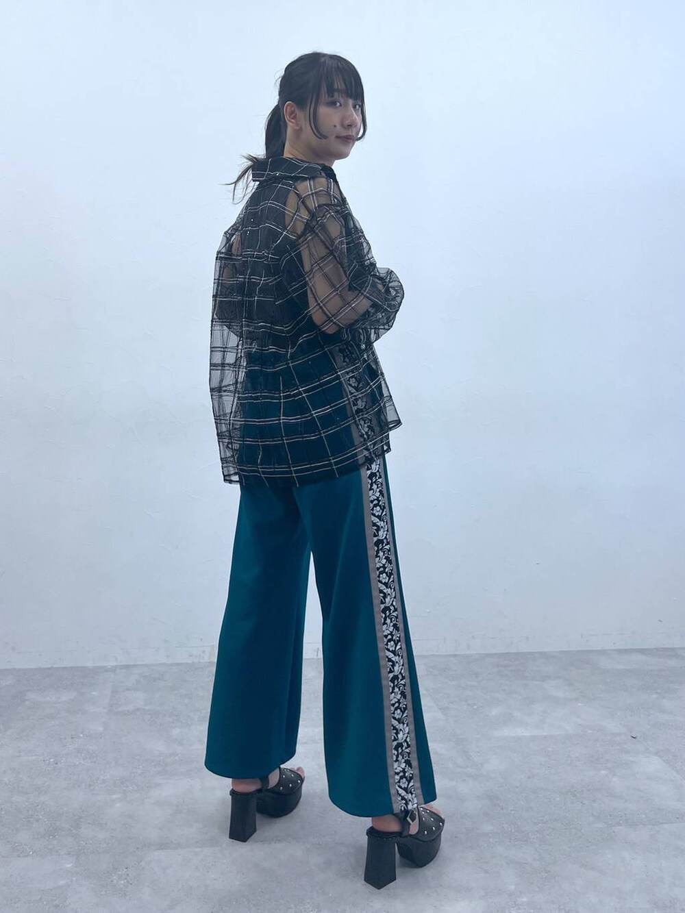 ブラック系のサンダル、グレー系のタンクトップ、ブラック系のシャツ/ブラウスを着用したレディースの夏コーディネートの3枚目の写真