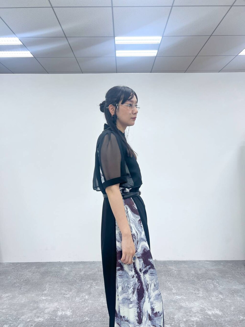 レッド系のワンピース、ブラック系のスニーカー、シルバー系のメガネを着用したレディースの夏コーディネートの4枚目の写真