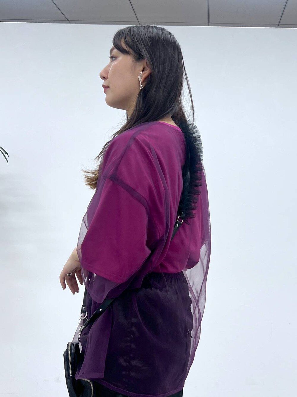 シルバー系のサンダル、ピンク系のTシャツ/カットソー、ブラック系のスカートを着用したレディースの夏コーディネートの5枚目の写真