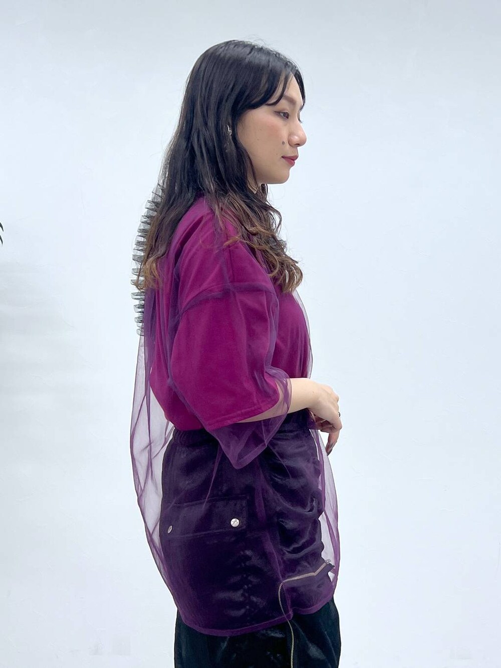 シルバー系のサンダル、ピンク系のTシャツ/カットソー、ブラック系のスカートを着用したレディースの夏コーディネートの6枚目の写真