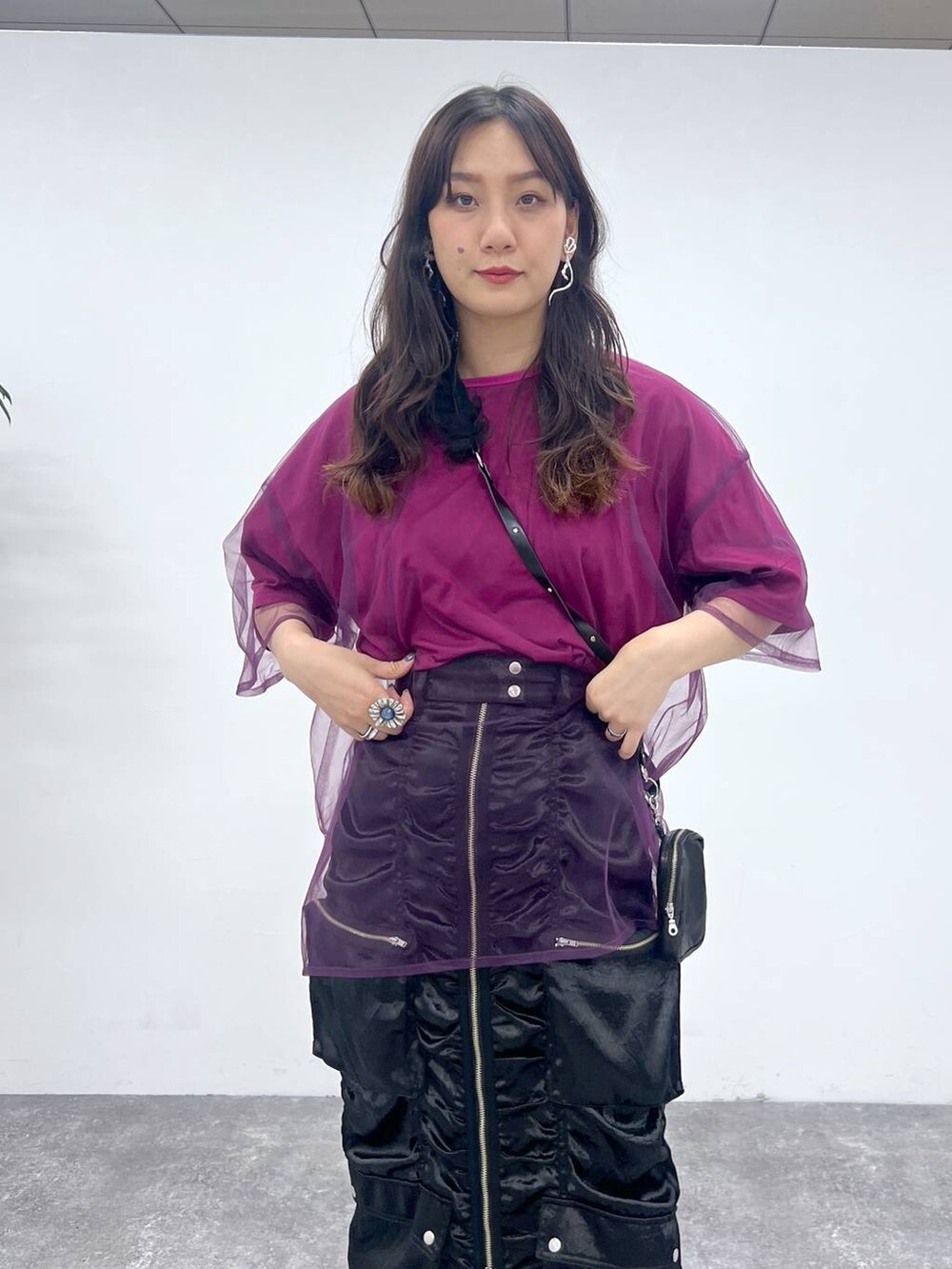 シルバー系のサンダル、ピンク系のTシャツ/カットソー、ブラック系のスカートを着用したレディースの夏コーディネートの4枚目の写真