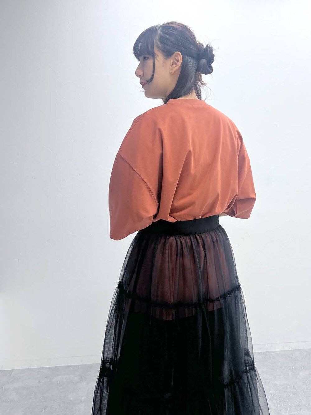 オレンジ系のTシャツ/カットソー、ブラック系のその他パンツ、ブラック系のサンダルを着用したレディースの夏コーディネートの5枚目の写真