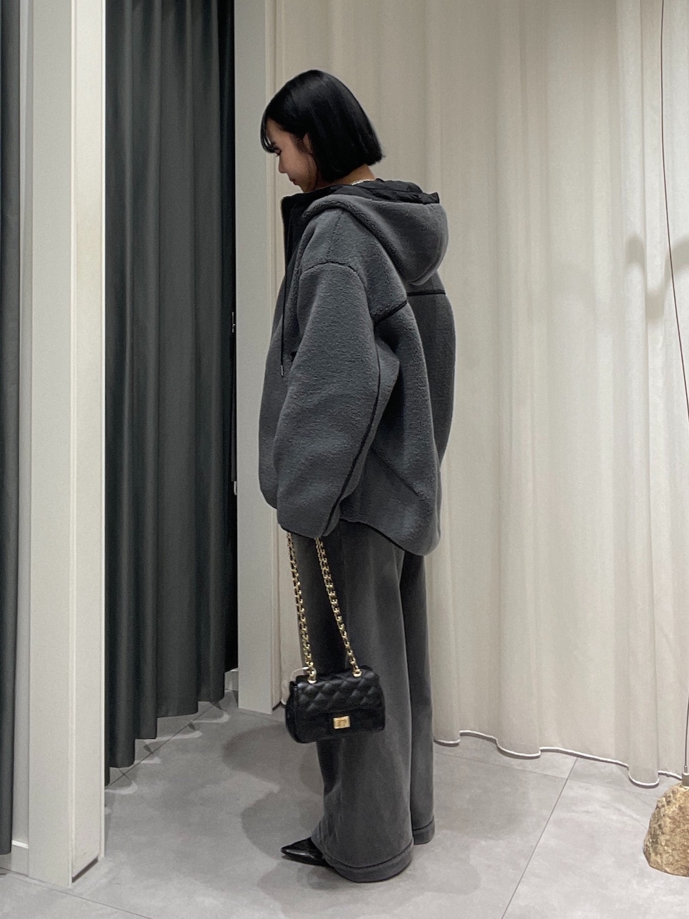 ブラック系のその他パンツ、ブラック系のシャツ/ブラウス、グレー系のその他アウターを着用したレディースの秋コーディネートの5枚目の写真