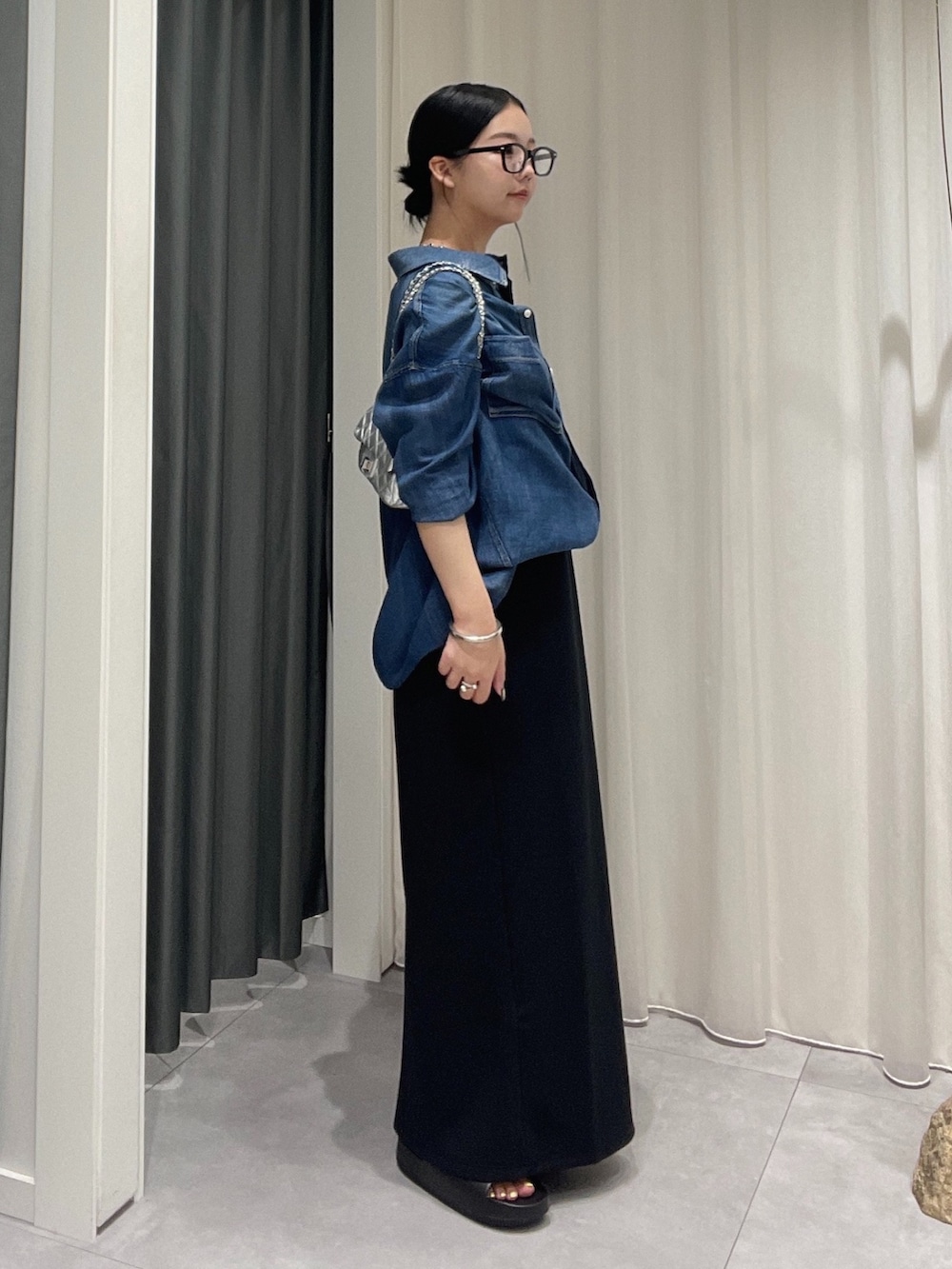 ブラック系のワンピース、シルバー系のショルダーバッグ、ブルー系のシャツ/ブラウスを着用したレディースの夏コーディネートの4枚目の写真