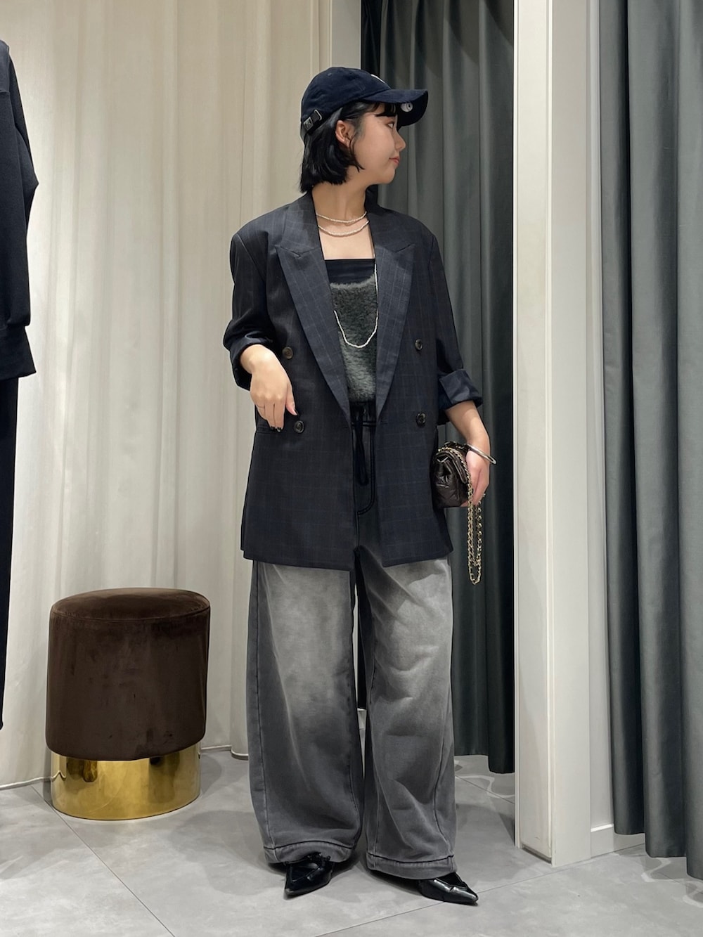 グレー系のニット/セーター、ブラック系のその他パンツ、グレー系のテーラードジャケットを着用したレディースの秋コーディネートの4枚目の写真