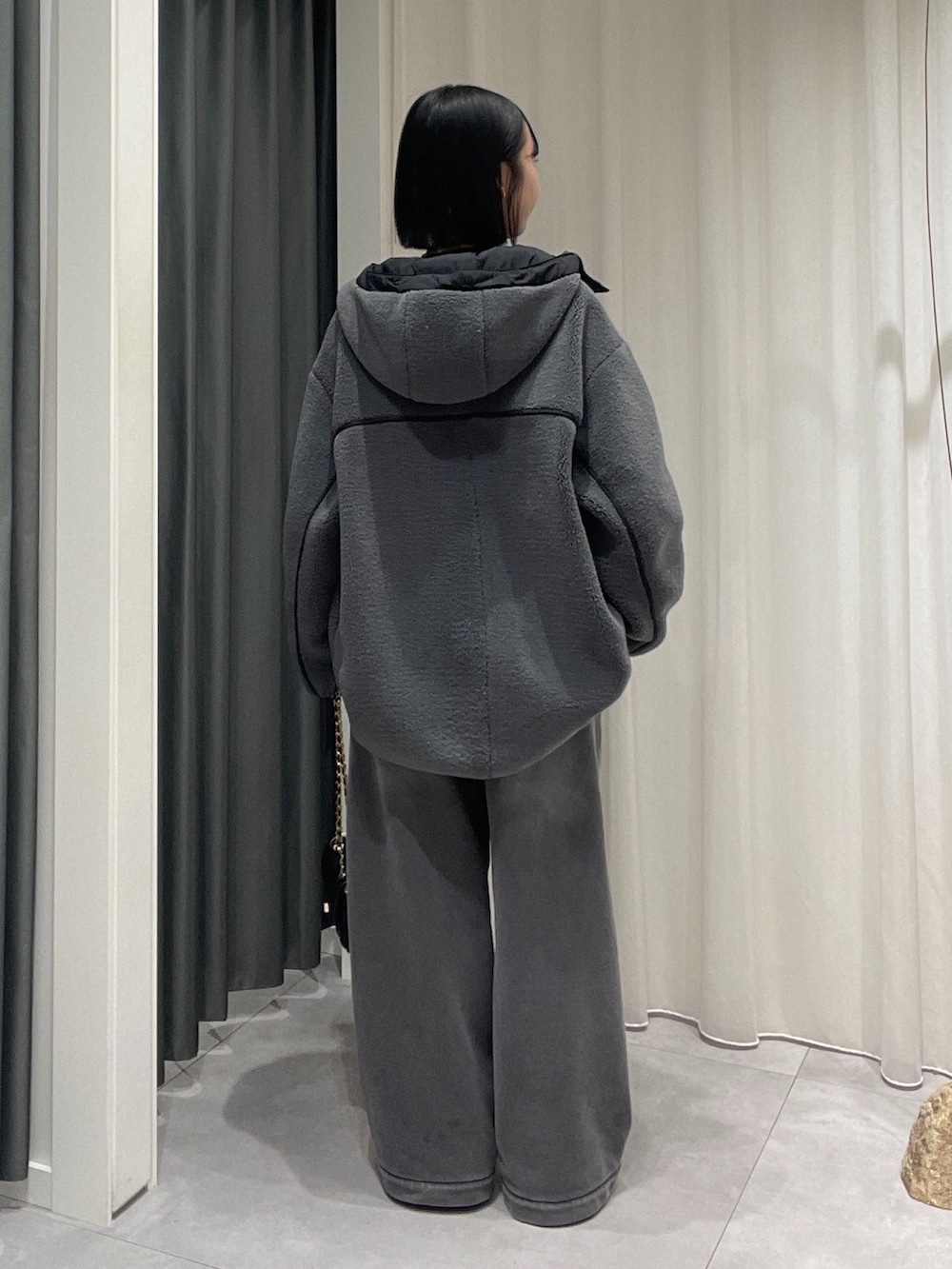 ブラック系のその他パンツ、ブラック系のシャツ/ブラウス、グレー系のその他アウターを着用したレディースの秋コーディネートの3枚目の写真