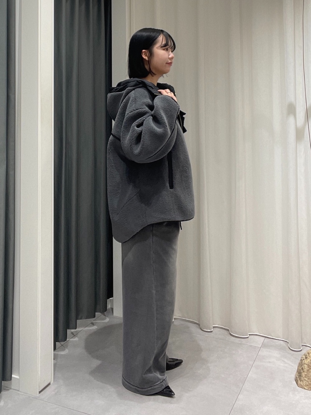 ブラック系のその他パンツ、ブラック系のシャツ/ブラウス、グレー系のその他アウターを着用したレディースの秋コーディネートの2枚目の写真