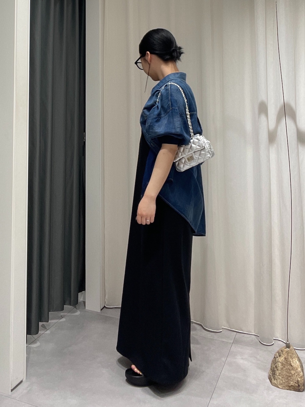 ブラック系のワンピース、シルバー系のショルダーバッグ、ブルー系のシャツ/ブラウスを着用したレディースの夏コーディネートの5枚目の写真