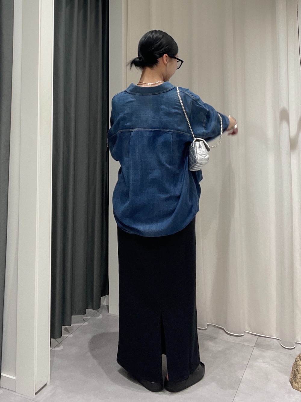 ブラック系のワンピース、シルバー系のショルダーバッグ、ブルー系のシャツ/ブラウスを着用したレディースの夏コーディネートの3枚目の写真