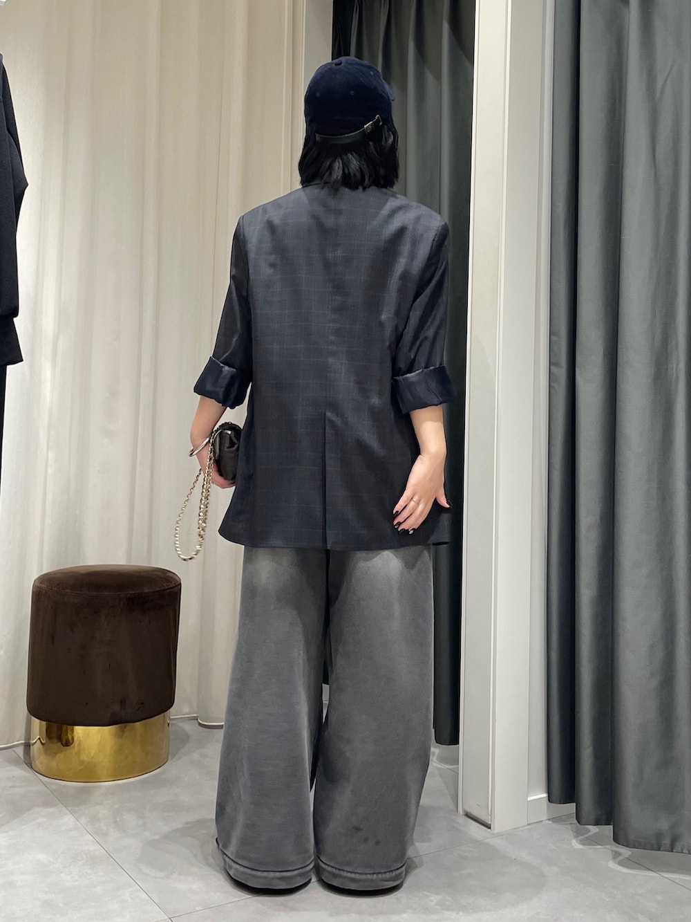 グレー系のニット/セーター、ブラック系のその他パンツ、グレー系のテーラードジャケットを着用したレディースの秋コーディネートの5枚目の写真