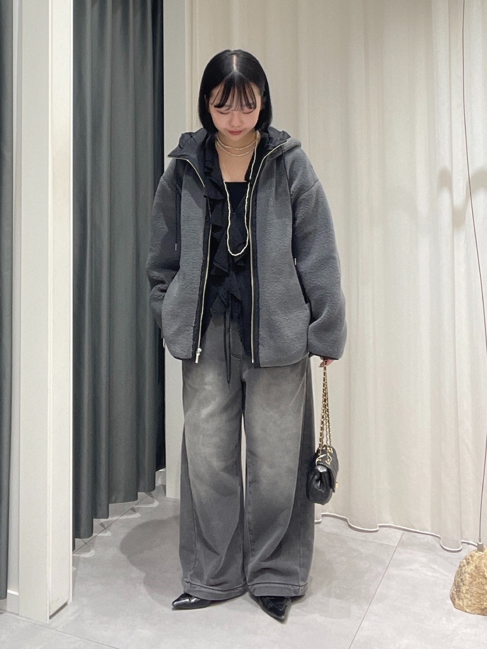 ブラック系のその他パンツ、ブラック系のシャツ/ブラウス、グレー系のその他アウターを着用したレディースの秋コーディネートの4枚目の写真