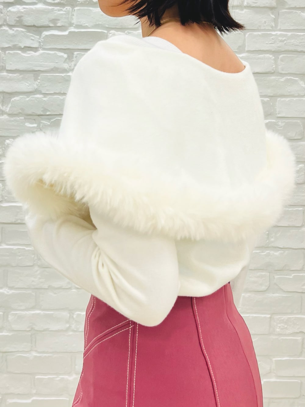 「ミッシュマッシュ、MISCH MASCH、mischmasch、キレイめ、ケープニット、冬コーデ、クリスマスに着たい服、大人かわいい、フェミニン、着回しコーデ、スカートスタイル」|「MISCH MASCHの■2024秋冬新作■2wayケープファーニット/MM448305(ニット/セーター、ホワイト系)」を使った、MISCHMASCH ECさん(レディース・150cm)の冬コーディネートの2枚目の写真