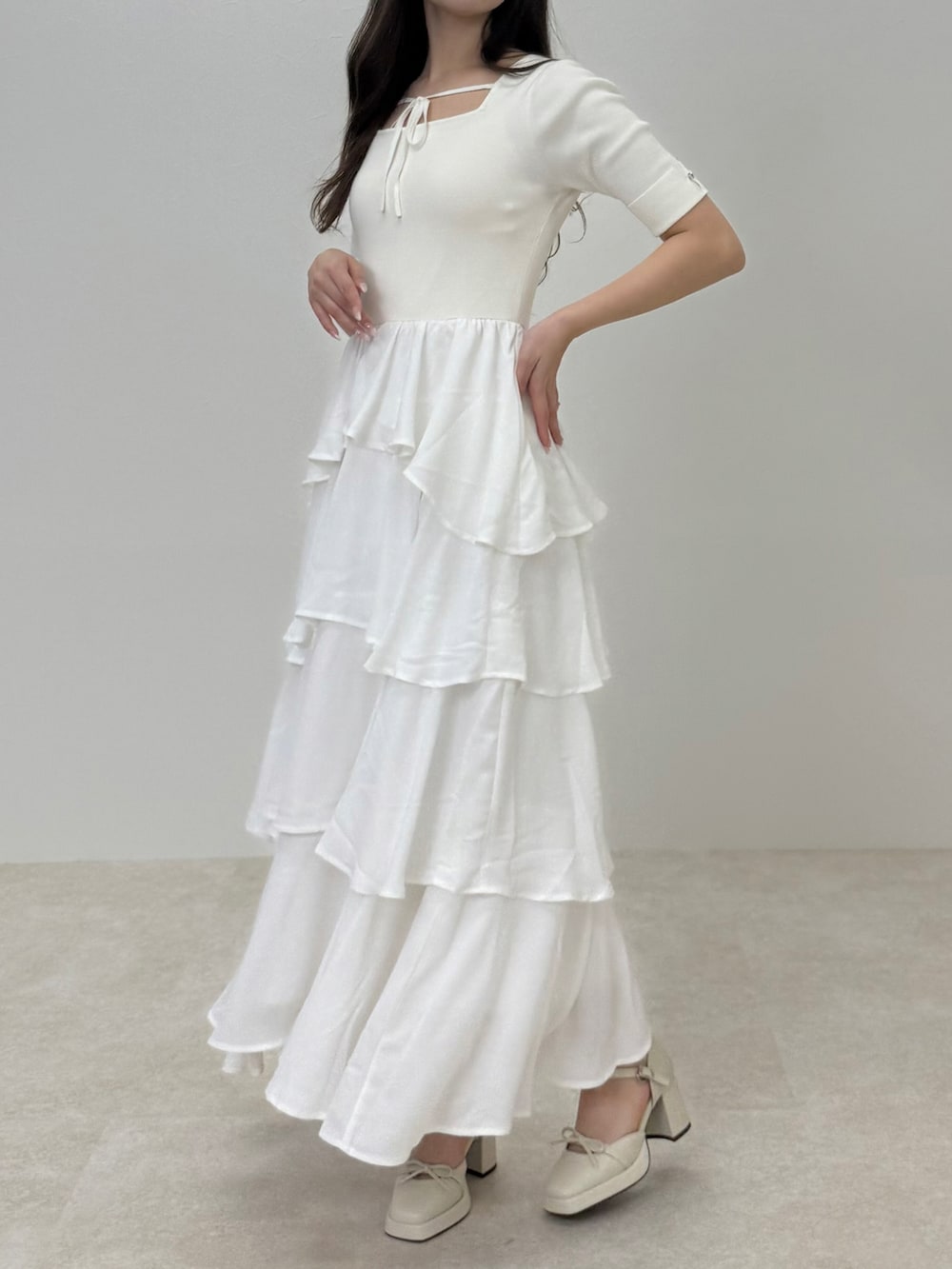 ホワイト系のワンピース、ホワイト系のパンプスを着用したレディースの春コーディネートの2枚目の写真