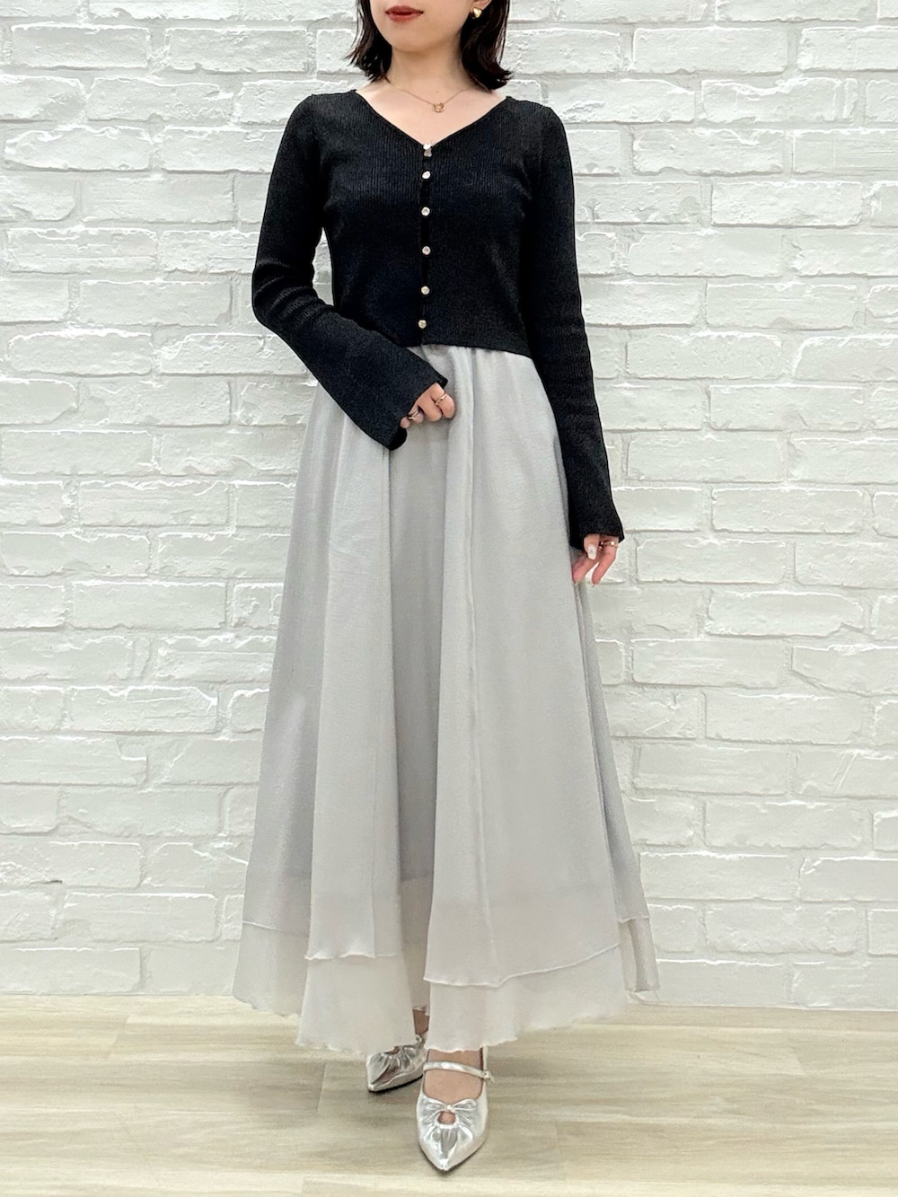 「ミッシュマッシュ、MISCH MASCH、mischmasch、おでかけコーデ、デートコーデ、春コーデ、着回しコーデ、きれいめコーデ、低身長コーデ、骨格ストレート、シンプルスタイル、スカートスタイル、春、大人かわいい、フェミニン」｜「MISCH MASCHの2025春夏新作 ラメシアーレイヤードスカート（スカート、グレー系）」を使った、MISCHMASCH ECさん（レディース・150cm）の春コーディネートの3枚目の写真