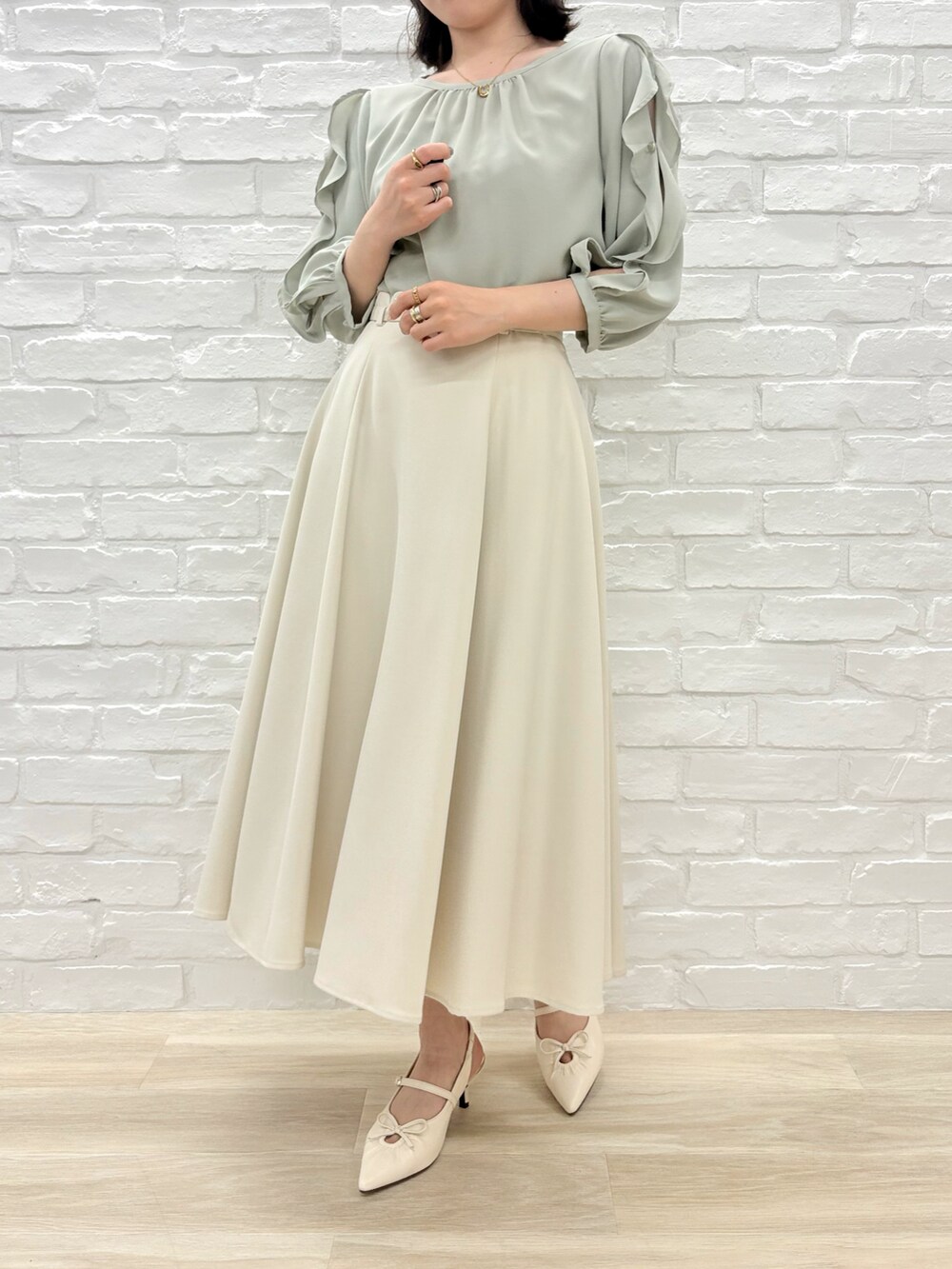 「MISCH MASCH、mischmasch、ミッシュマッシュ、骨格ストレート、低身長、着回しコーデ、フェミニン、キレイめ、春コーデ、春、春カラー、オフィスカジュアル、お出かけコーデ、デートコーデ」｜「MISCH MASCHの2025春夏新作 ラッフルフリル袖開きブラウス（シャツ/ブラウス、グリーン系）」を使った、MISCHMASCH ECさん（レディース・150cm）の春コーディネートの5枚目の写真
