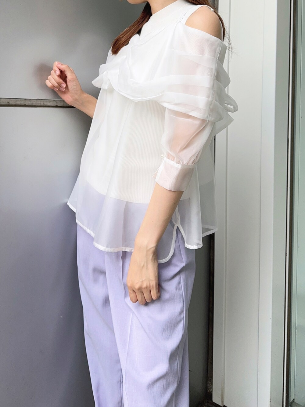 「ミッシュマッシュ、MISCH MASCH、レイヤードスタイル、きれいめカジュアル、さらっと晴れやかスナップ、夏コーデ、休日スタイル、高身長コーデ、パンツスタイル、カジュアルガーリー、オトナ女子、パンツコーデ、カジュアルコーデ、大人カジュアル、リボンブラウス」｜「MISCH MASCHの■2024春夏新作■リボンブラウスキャミセット/MM428315（シャツ/ブラウス、ホワイト系）」を使った、MISCHMASCH ECさん（骨格ウェーブ・レディース・165cm）の夏コーディネートの4枚目の写真
