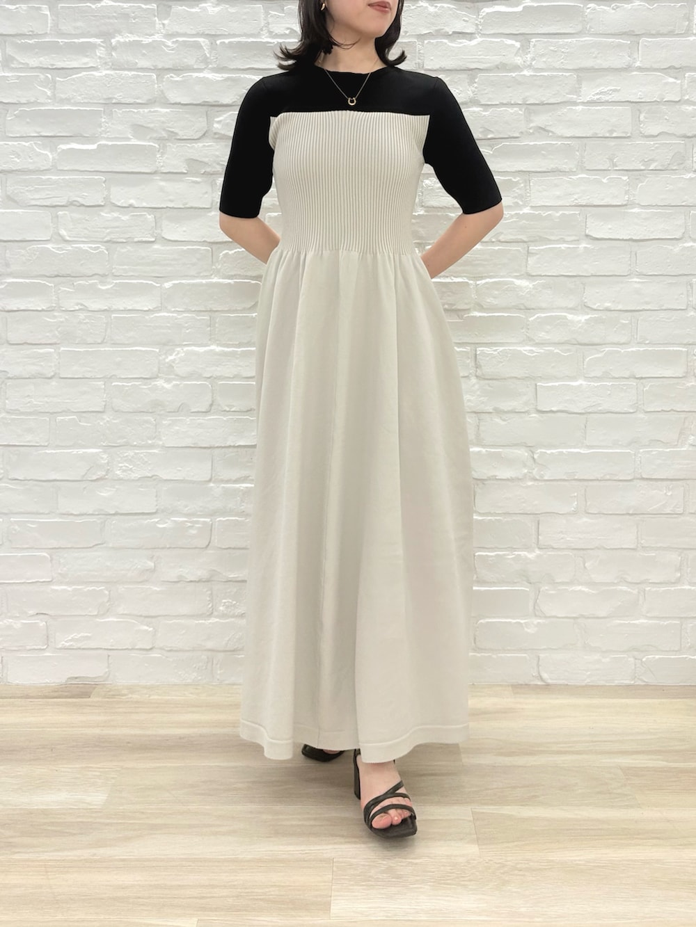 「ミッシュマッシュ、MISCH MASCH、mischmasch、キレイめ、フェミニン、ワンピース、低身長、低身長コーデ、150cm台コーデ、150cm」｜「MISCH MASCHのZOZO限定 2025春夏新作 配色ニットワンピース（ワンピース、グレー系）」を使った、MISCHMASCH ECさん（レディース・167cm）の春コーディネートの2枚目の写真