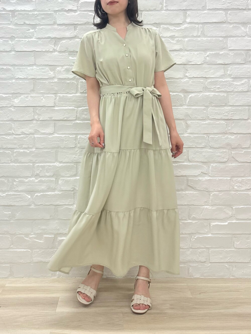 「ミッシュマッシュ、MISCH MASCH、mischmasch、低身長、低身長コーデ、150cm、150cm台コーデ、フェミニン、キレイめ、ティアード、ワンピース、春コーデ、夏コーデ、オフィスカジュアル、デートコーデ」｜「MISCH MASCHのZOZO限定 2025春夏新作 ティアードワンピース（ワンピース、グリーン系）」を使った、MISCHMASCH ECさん（レディース・150cm）の春コーディネートの3枚目の写真