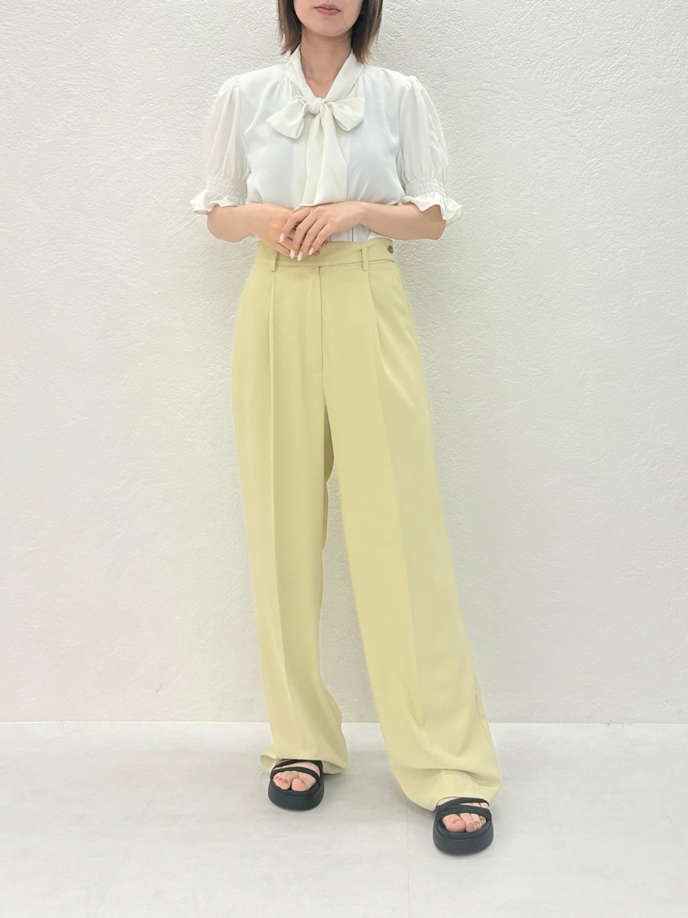「ミッシュマッシュ、MISCH MASCH、mischmasch、キレイめ、フェミニン、低身長、高身長、150cm台コーデ、157cm、夏コーデ、オフィスカジュアル、デートコーデ、女子会、お出かけコーデ」|「MISCH MASCHのZOZO限定 2025春夏新作 サイドボタンタックワイドパンツ(その他パンツ、イエロー系)」を使った、MISCHMASCH ECさん(レディース・158cm)の春コーディネートの2枚目の写真