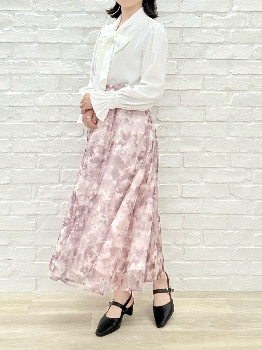 「ミッシュマッシュ、MISCH MASCH、mischmasch、春コーデ、きれいめコーデ、ピンクコーデ、女子会コーデ、初春コーデ、デートコーデ、オフィスカジュアル、大人かわいい、大人可愛い、花柄スカート、春、春服」｜「MISCH MASCHの2025春夏新作 ボウタイシャーリングブラウス（シャツ/ブラウス、ホワイト系）」を使った、MISCHMASCH ECさん（レディース・150cm）の春コーディネートの2枚目の写真