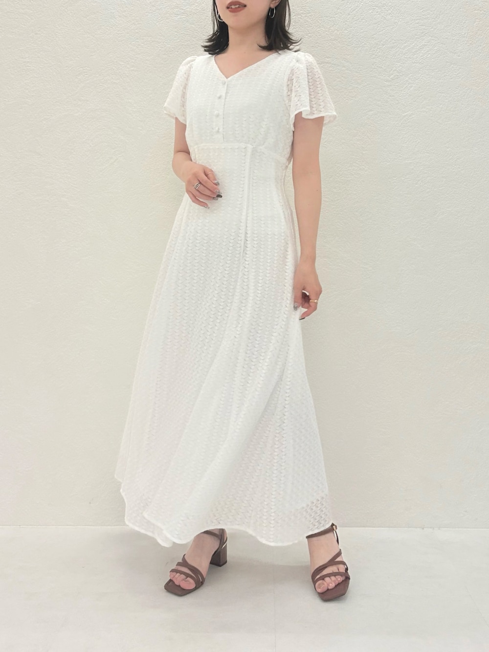 「ミッシュマッシュ、MISCH MASCH、mischmasch、キレイめ、フェミニン、ワンピース、低身長、低身長コーデ、150cm台コーデ、150cm、夏コーデ、夏、ホワイト」｜「MISCH MASCHの2025春夏新作 バルファス風レースワンピース（ワンピース、ホワイト系）」を使った、MISCHMASCH ECさん（レディース・150cm）の夏コーディネートの2枚目の写真