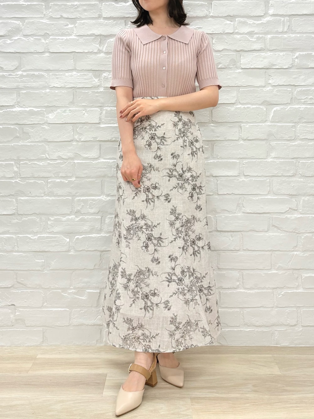 「ミッシュマッシュ、MISCH MASCH、mischmasch、フェミニン、キレイめ、春夏コーデ、お出かけコーデ、デートコーデ、着回しコーデ、低身長、春カラー、スカートスタイル、オトナカワイイ、花柄、ピンク」｜「MISCH MASCHのWEB限定 2025春夏新作 衿付きフロント釦リブニット（ニット/セーター、ピンク系）」を使った、MISCHMASCH ECさん（レディース・150cm）の春コーディネートの3枚目の写真