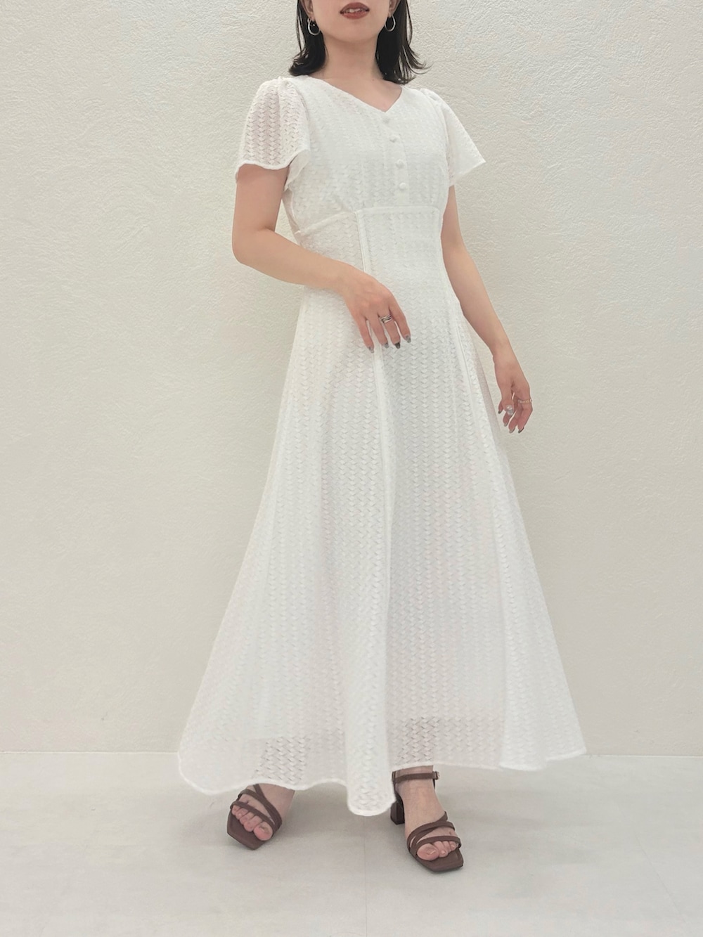 「ミッシュマッシュ、MISCH MASCH、mischmasch、キレイめ、フェミニン、ワンピース、低身長、低身長コーデ、150cm台コーデ、150cm、夏コーデ、夏、ホワイト」｜「MISCH MASCHの2025春夏新作 バルファス風レースワンピース（ワンピース、ホワイト系）」を使った、MISCHMASCH ECさん（レディース・150cm）の夏コーディネートの3枚目の写真