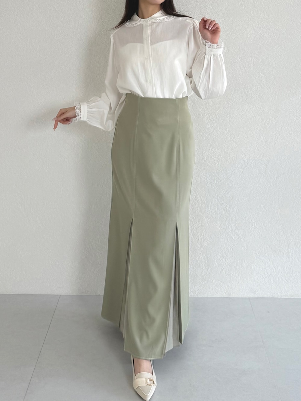 ホワイト系のシャツ/ブラウス、グリーン系のスカートを着用したレディースの春コーディネートの3枚目の写真