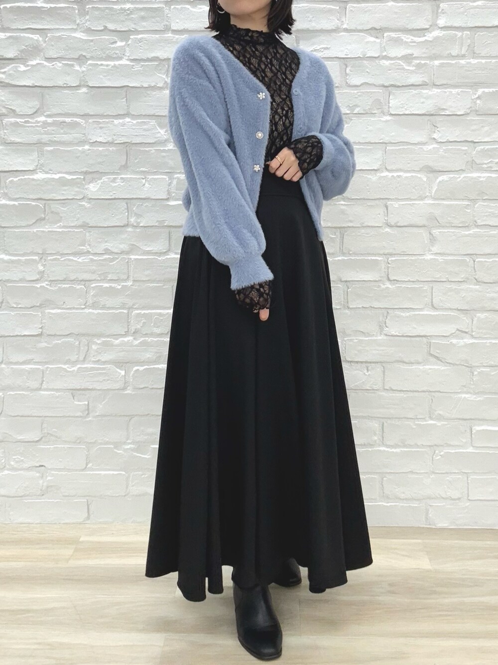 「ミッシュマッシュ、MISCH MASCH、mischmasch、シャギーカーディガン、オトナカワイイ、おでかけコーデ、シンプルコーデ、きれいめコーデ、大人かわいい、フェミニン、キレイめ、デートコーデ、着回しコーデ、フレアスカート」｜「MISCH MASCHの【新色追加】シャギービジューカーディガン/MM338401（カーディガン/ボレロ、ブルー系）」を使った、MISCHMASCH ECさん（レディース・150cm）の冬コーディネートの2枚目の写真