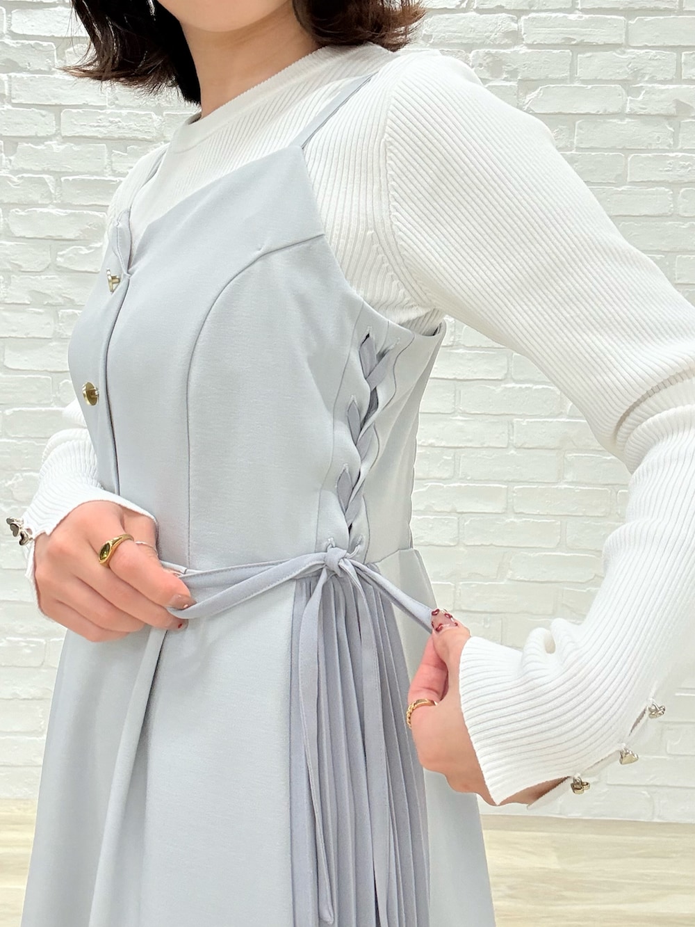 「MISCH MASCH、mischmasch、ミッシュマッシュ、春コーデ、春、春カラー、キレイめ、フェミニン、お出かけコーデ、150cm台コーデ、オトナカワイイ、着回しコーデ」｜「MISCH MASCHの2025春夏新作 サイドレースアッププリーツジャンスカ（ワンピース、ブルー系）」を使った、MISCHMASCH ECさん（レディース・150cm）の春コーディネートの2枚目の写真