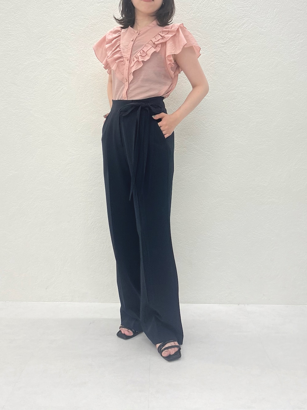 「ミッシュマッシュ、MISCH MASCH、mischmasch、キレイめ、フェミニン、150cm、150cm台コーデ、低身長、低身長コーデ、パンツスタイル、オフィスカジュアル、デートコーデ、女子会コーデ、春コーデ、夏コーデ」｜「MISCH MASCHのWEB限定 2025春夏新作 サイドリボンタックパンツ（その他パンツ、ブルー系）」を使った、MISCHMASCH ECさん（レディース・150cm）の春コーディネートの2枚目の写真