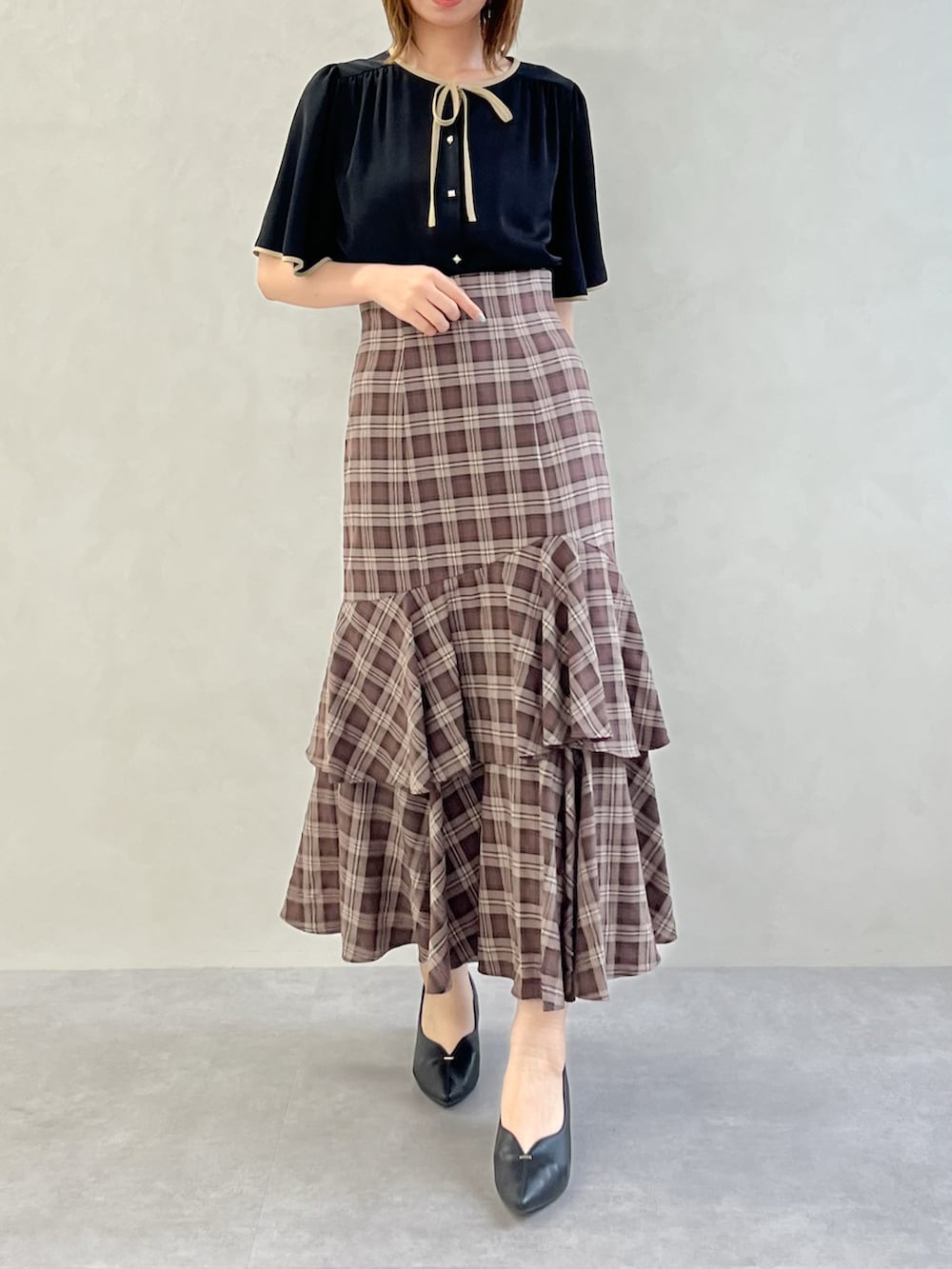 「ミッシュマッシュ、MISCH MASCH、mischmasch、リボン、チェック、クラシカル、レトロ、夏コーデ、フェミニン、大人かわいい、キレイめ、デートコーデ、旅行コーデ、ブラウス、スカート」｜「MISCH MASCHの■2024秋冬新作■配色フレアスリーブブラウス/MM438104（シャツ/ブラウス、ブラック系）」を使った、MISCHMASCH ECさん（レディース・157cm）の夏コーディネートの3枚目の写真