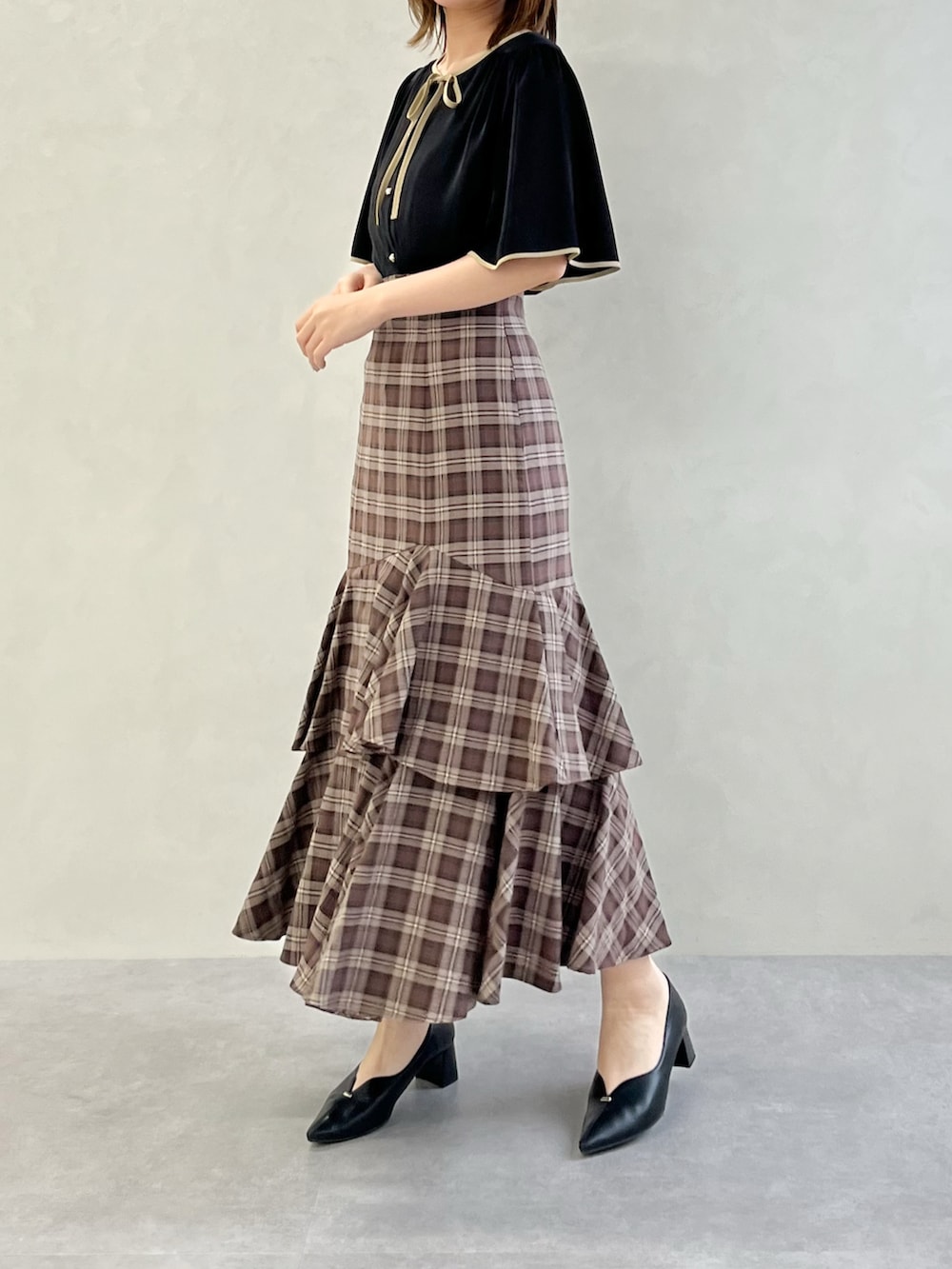 「ミッシュマッシュ、MISCH MASCH、mischmasch、リボン、チェック、クラシカル、レトロ、夏コーデ、フェミニン、大人かわいい、キレイめ、デートコーデ、旅行コーデ、ブラウス、スカート」｜「MISCH MASCHの■2024秋冬新作■配色フレアスリーブブラウス/MM438104（シャツ/ブラウス、ブラック系）」を使った、MISCHMASCH ECさん（レディース・157cm）の夏コーディネートの4枚目の写真