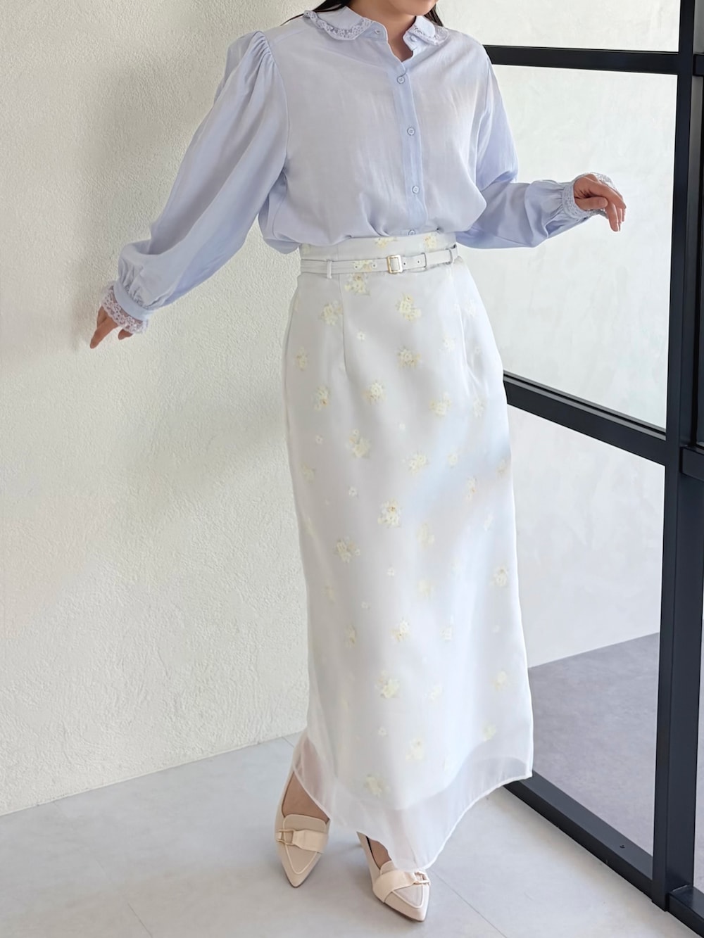 ブルー系のシャツ/ブラウス、ブルー系のスカートを着用したレディースの春コーディネートの3枚目の写真