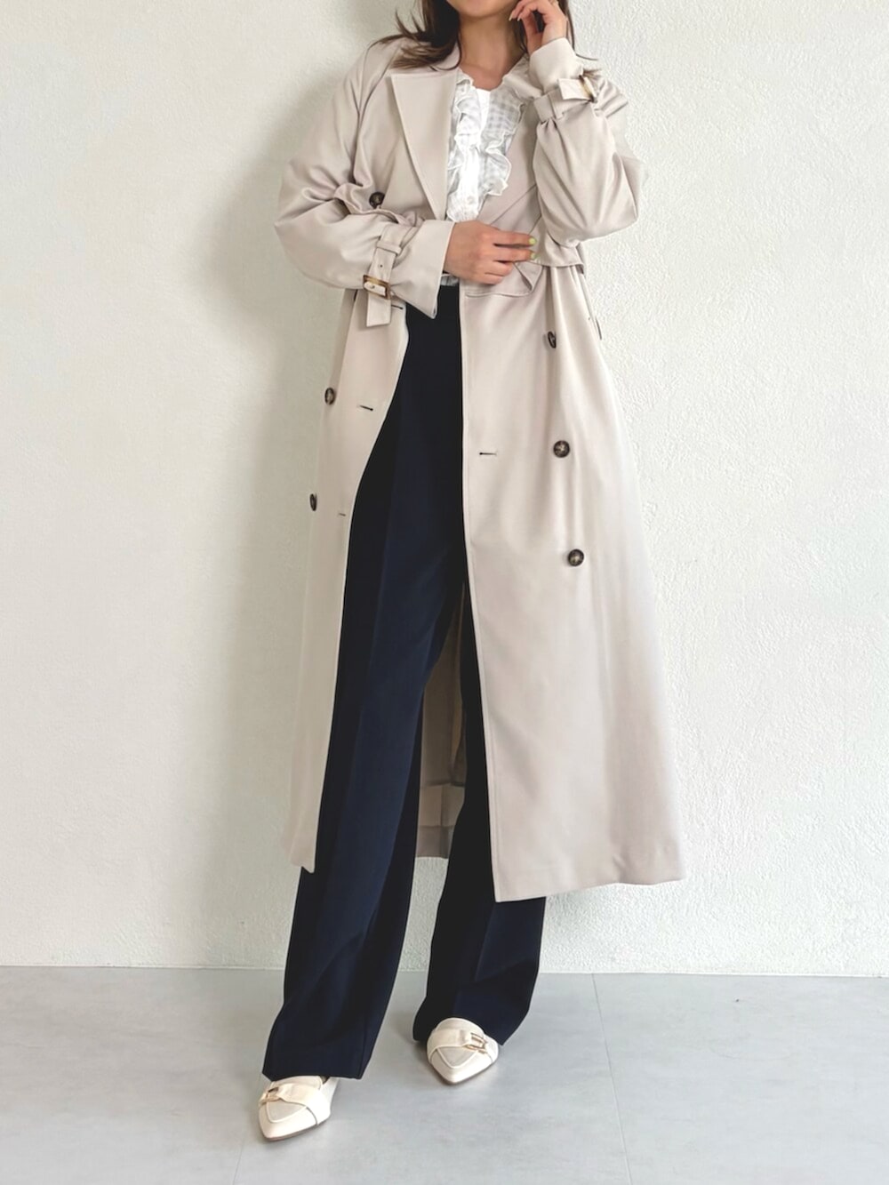ホワイト系のシャツ/ブラウス、ベージュ系のトレンチコート、ブルー系のその他パンツを着用したレディースの春コーディネートの2枚目の写真