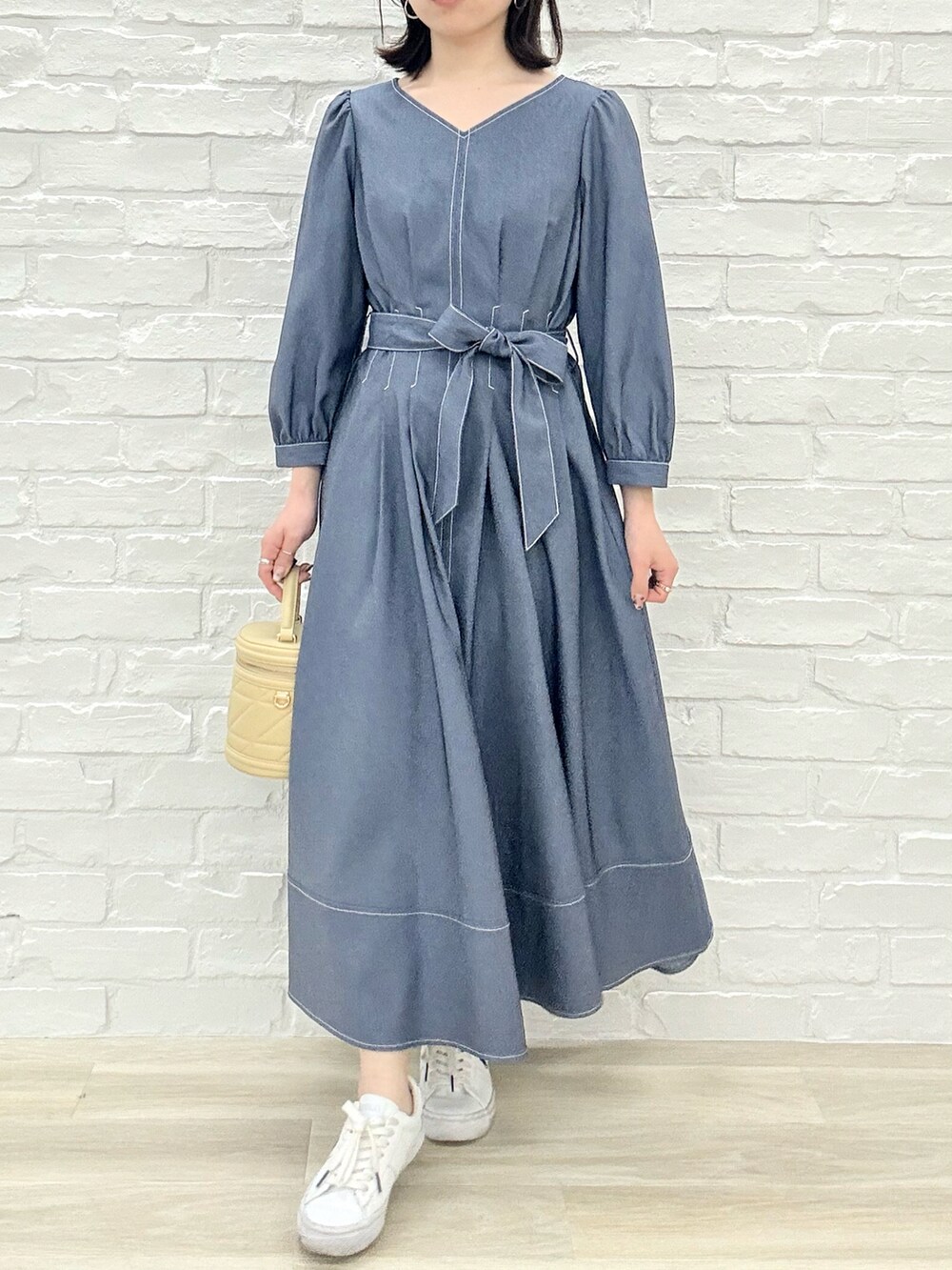 「MISCH MASCH、mischmasch、ミッシュマッシュ、おでかけコーデ、休日スタイル、キレイめカジュアル、春、キレイめ、フェミニン、デニム、春服、ワンピーススタイル、低身長コーデ、骨格ストレート、着回しコーデ」｜「MISCH MASCHの2025春夏新作 ポリデニムワンピース（ワンピース、ブルー系）」を使った、MISCHMASCH ECさん（レディース・150cm）の春コーディネートの3枚目の写真