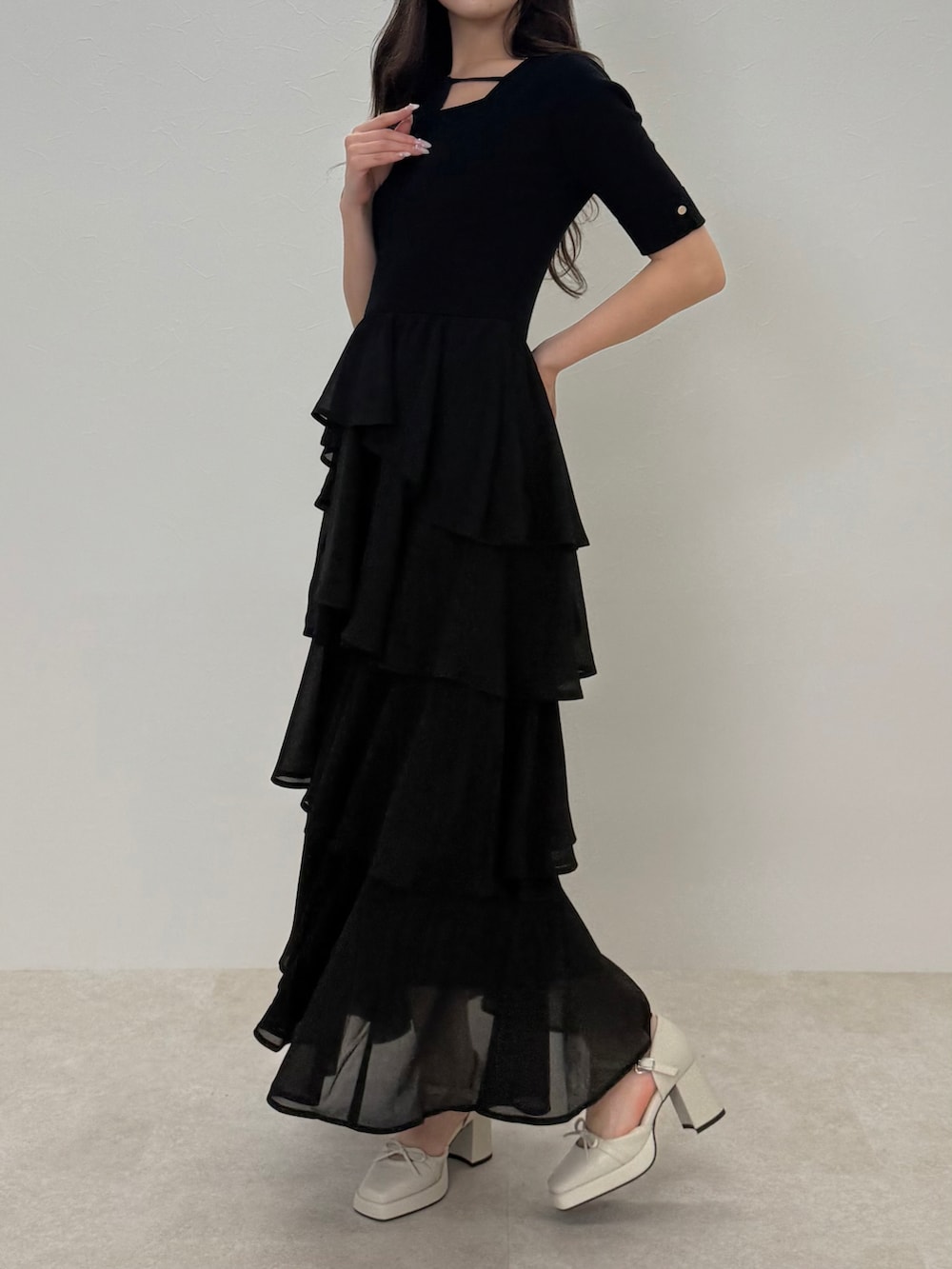 ブラック系のワンピース、ベージュ系のテーラードジャケットを着用したレディースの春コーディネートの4枚目の写真