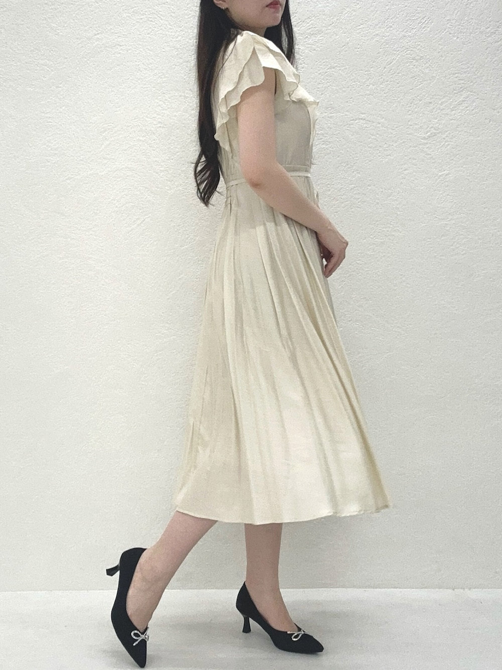 「MISCH MASCH、misch masch、ミッシュマッシュ、高身長、高身長コーデ、ワンピース、160cm台コーデ、167センチコーデ、キレイめ、フェミニン、夏、夏コーデ」｜「MISCH MASCHの2025春夏新作 ダブルフリルシャツワンピース（ワンピース、ベージュ系）」を使った、MISCHMASCH ECさん（レディース・167cm）の夏コーディネートの2枚目の写真