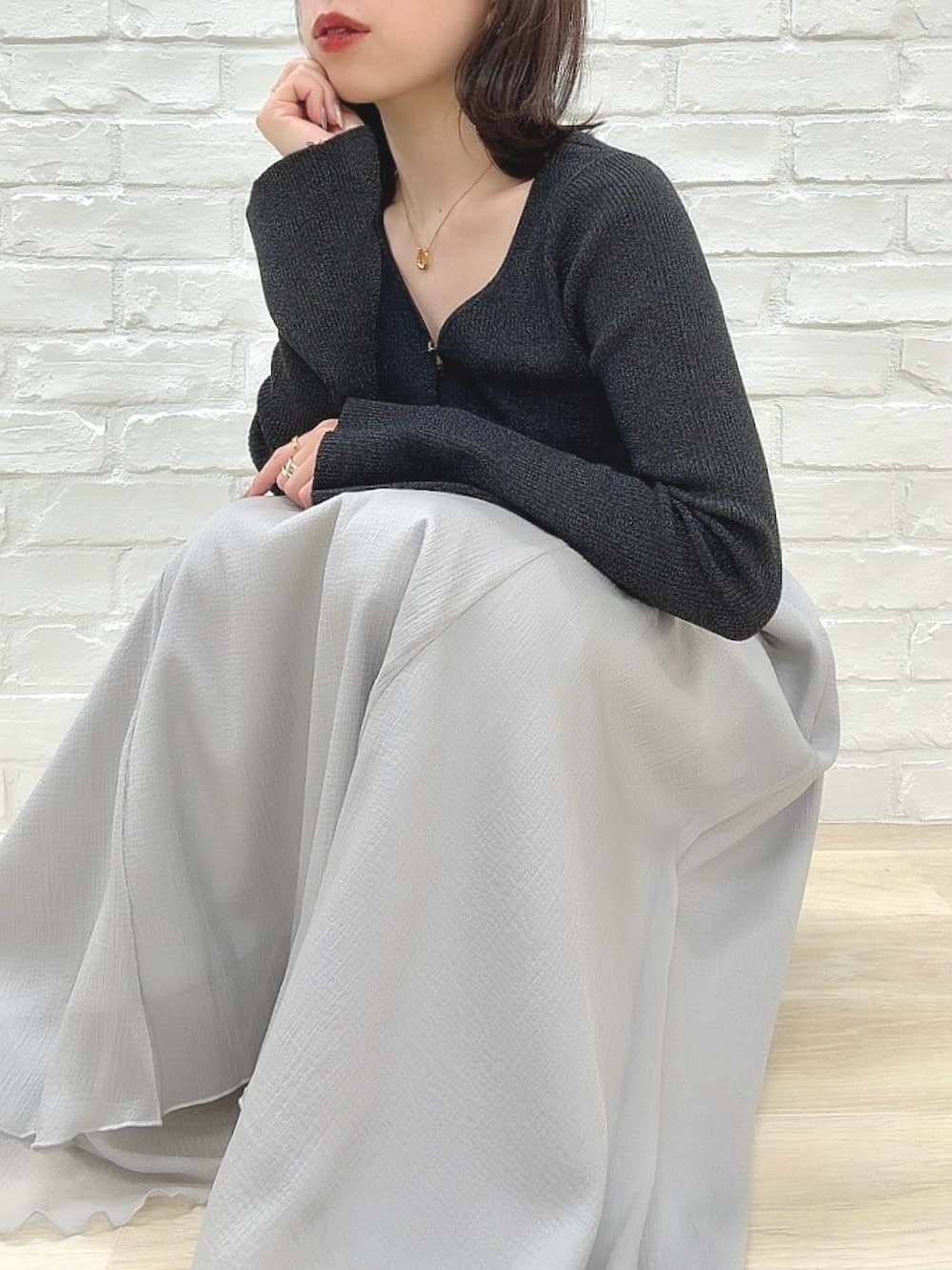 「ミッシュマッシュ、MISCH MASCH、mischmasch、おでかけコーデ、デートコーデ、春コーデ、着回しコーデ、きれいめコーデ、低身長コーデ、骨格ストレート、シンプルスタイル、スカートスタイル、春、大人かわいい、フェミニン」｜「MISCH MASCHの2025春夏新作 ラメシアーレイヤードスカート（スカート、グレー系）」を使った、MISCHMASCH ECさん（レディース・150cm）の春コーディネートの2枚目の写真