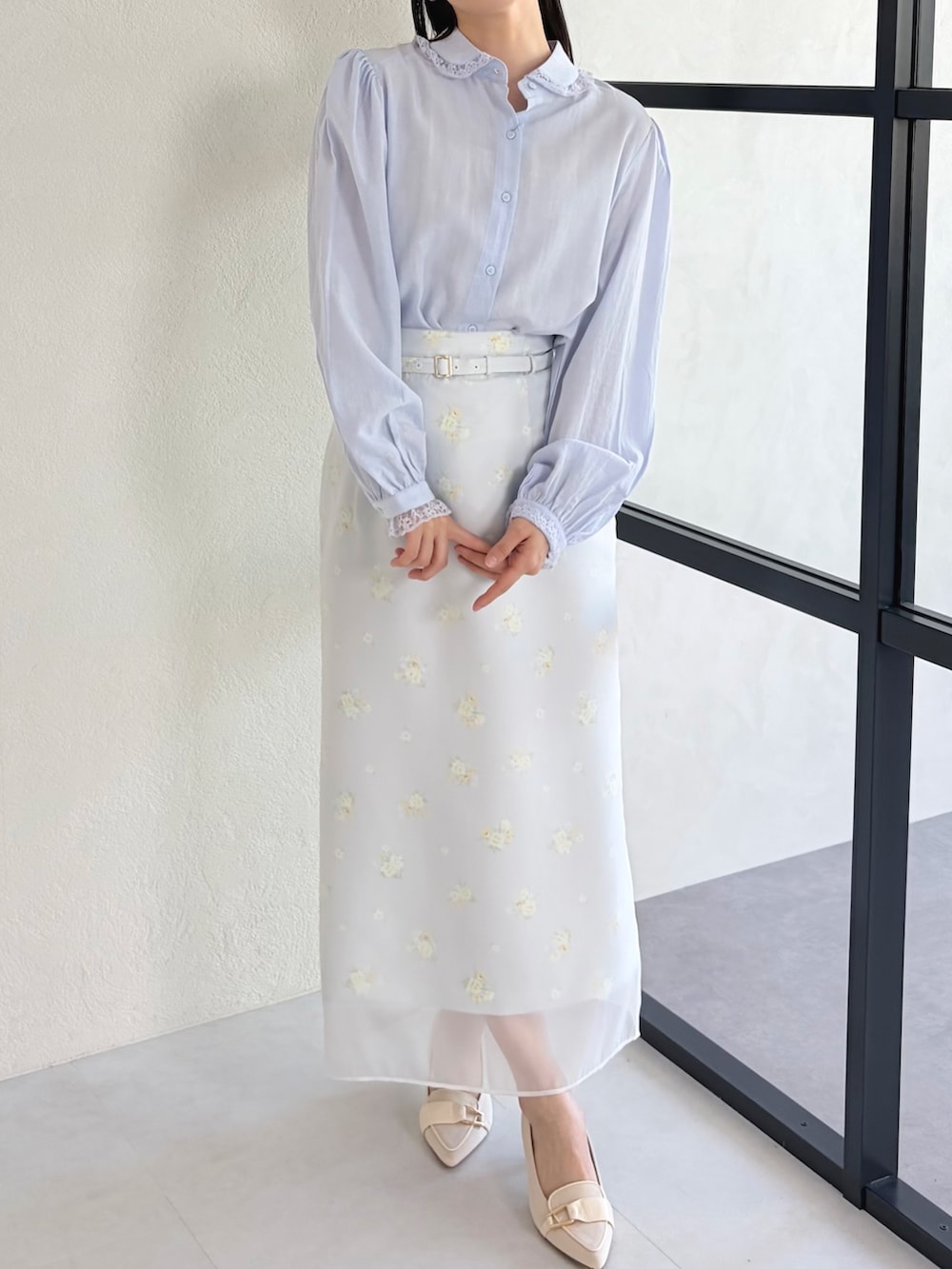 ブルー系のシャツ/ブラウス、ブルー系のスカートを着用したレディースの春コーディネートの2枚目の写真