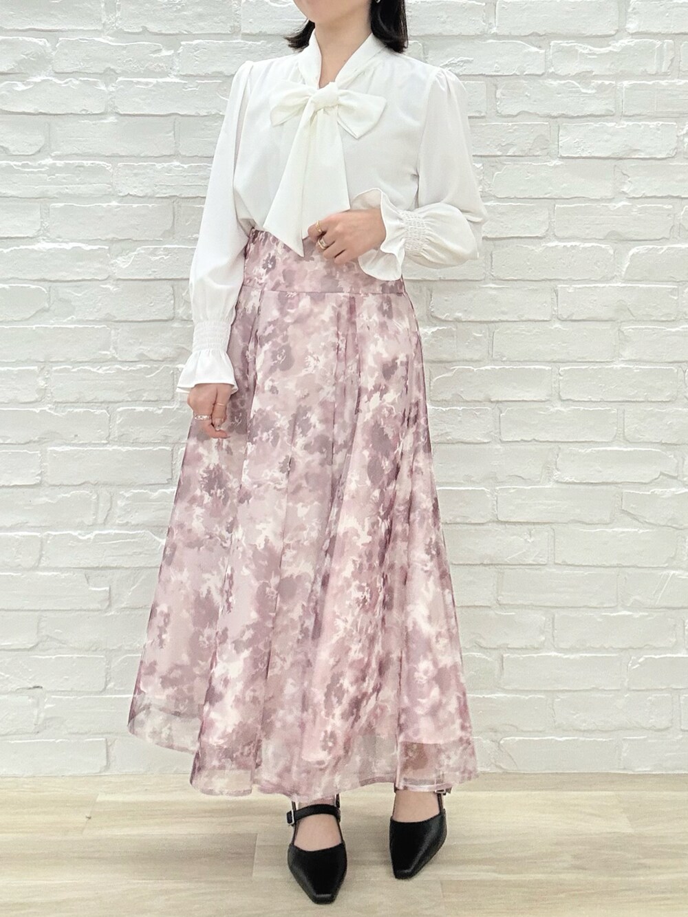 「ミッシュマッシュ、MISCH MASCH、mischmasch、春コーデ、きれいめコーデ、ピンクコーデ、女子会コーデ、初春コーデ、デートコーデ、オフィスカジュアル、大人かわいい、大人可愛い、花柄スカート、春、春服」｜「MISCH MASCHの2025春夏新作 ボウタイシャーリングブラウス（シャツ/ブラウス、ホワイト系）」を使った、MISCHMASCH ECさん（レディース・150cm）の春コーディネートの3枚目の写真