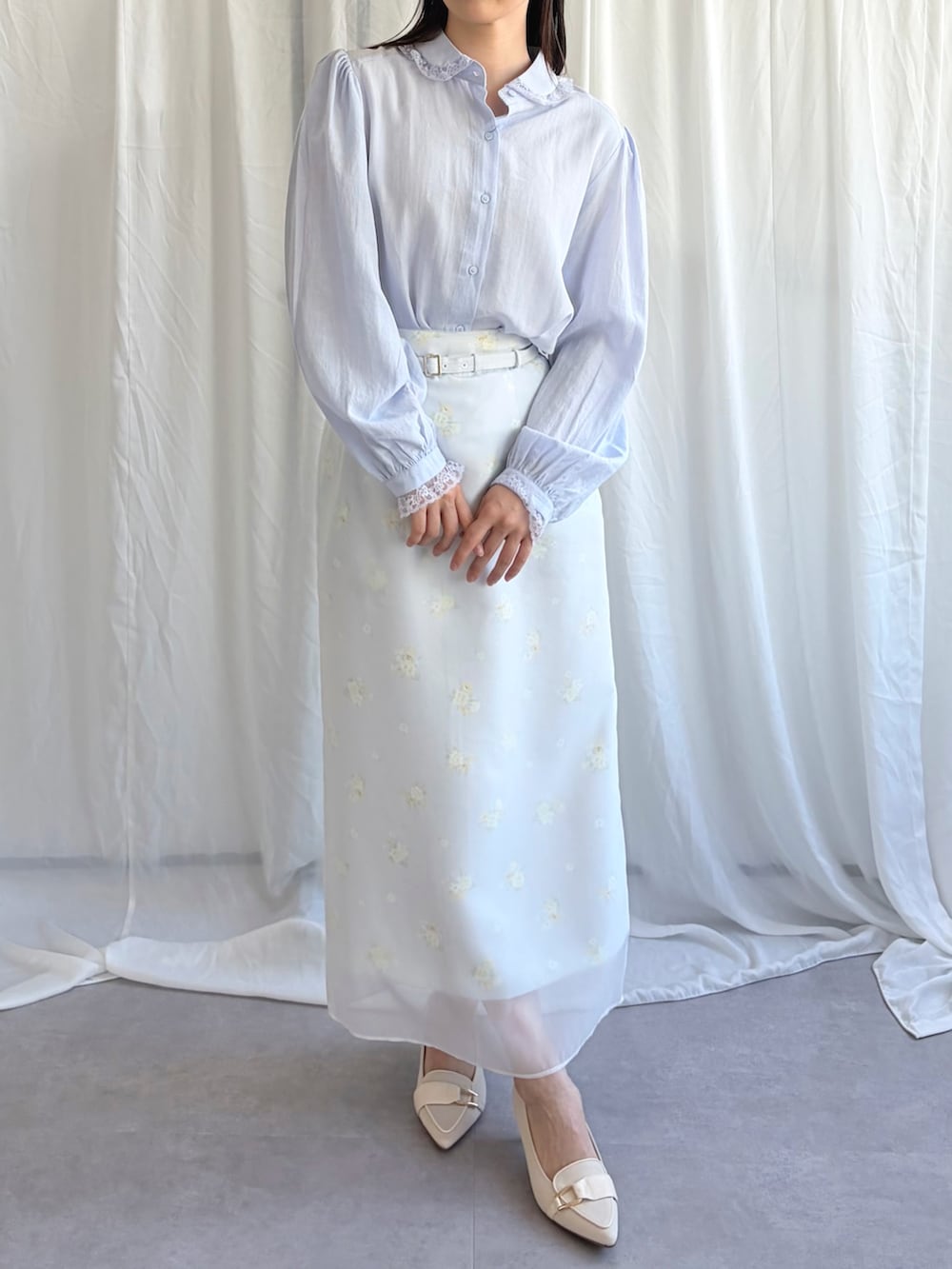 ブルー系のシャツ/ブラウス、ブルー系のスカートを着用したレディースの春コーディネートの4枚目の写真