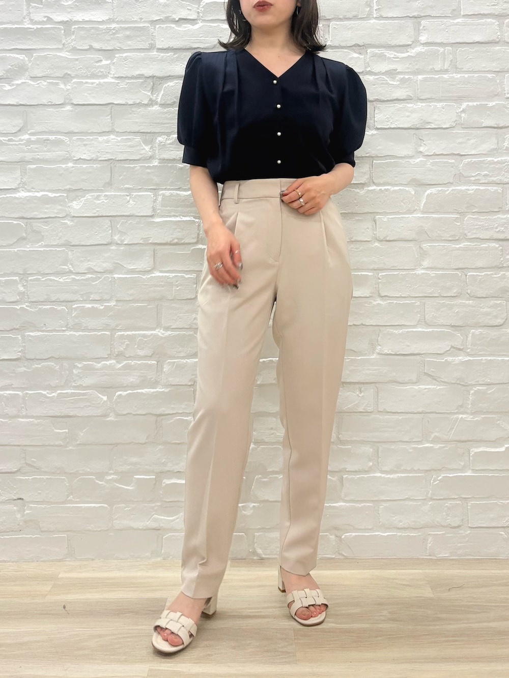 「ミッシュマッシュ、MISCH MASCH、mischmasch、低身長、低身長コーデ、150cm、150cm台コーデ、フェミニン、キレイめ、パンツコーデ、パンツスタイル、春コーデ、夏コーデ、オフィスカジュアル」｜「MISCH MASCHのWEB限定 2025春夏新作 タックテーパードパンツ（その他パンツ、ベージュ系）」を使った、MISCHMASCH ECさん（レディース・150cm）の春コーディネートの2枚目の写真