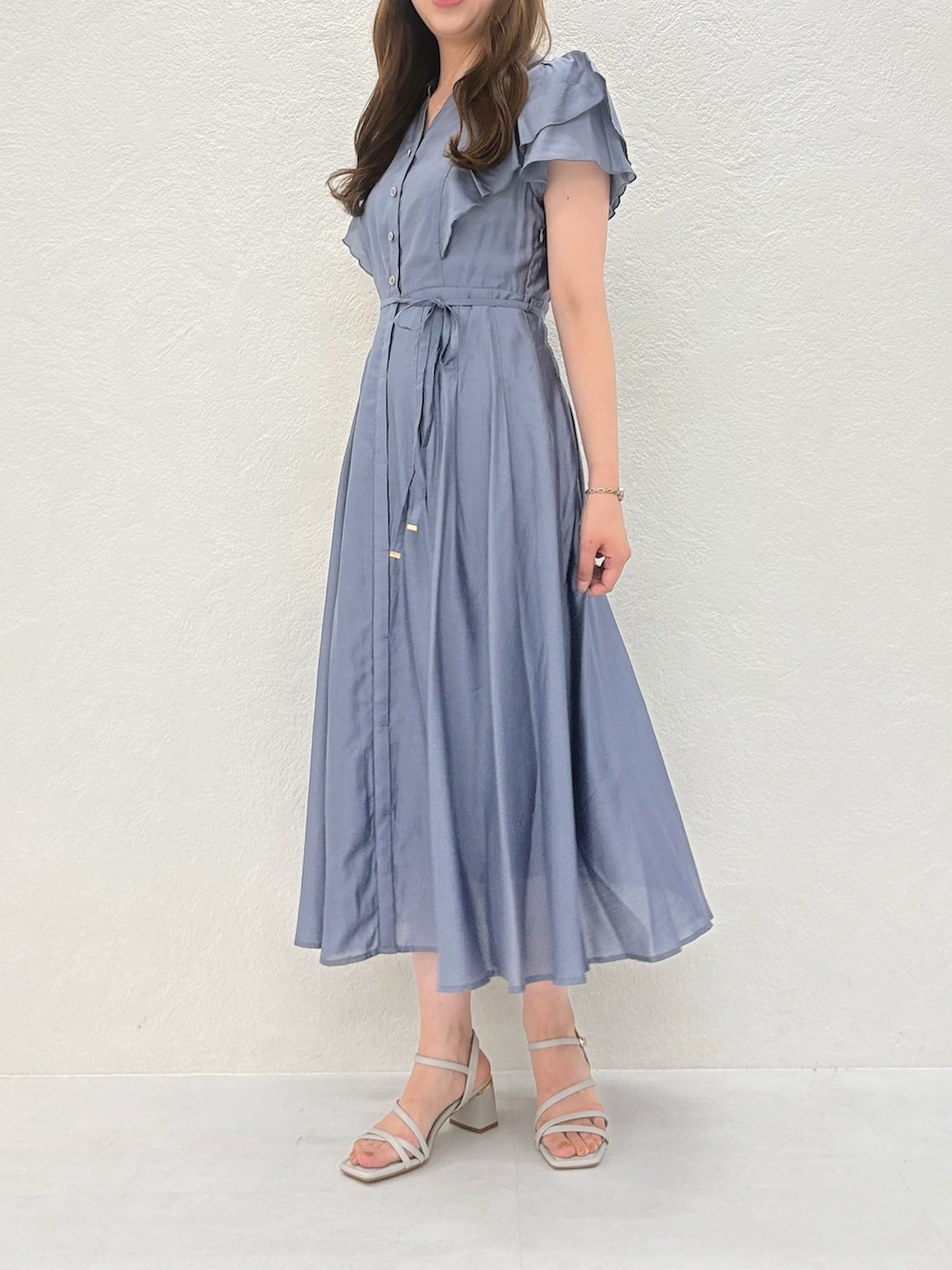「ミッシュマッシュ、MISCH MASCH、mischmasch、きれいめ、フェミニン、ワンピース、フリル、低身長、高身長、夏、夏コーデ」｜「MISCH MASCHの2025春夏新作 ダブルフリルシャツワンピース（ワンピース、ブルー系）」を使った、MISCHMASCH ECさん（レディース・167cm）の夏コーディネートの2枚目の写真
