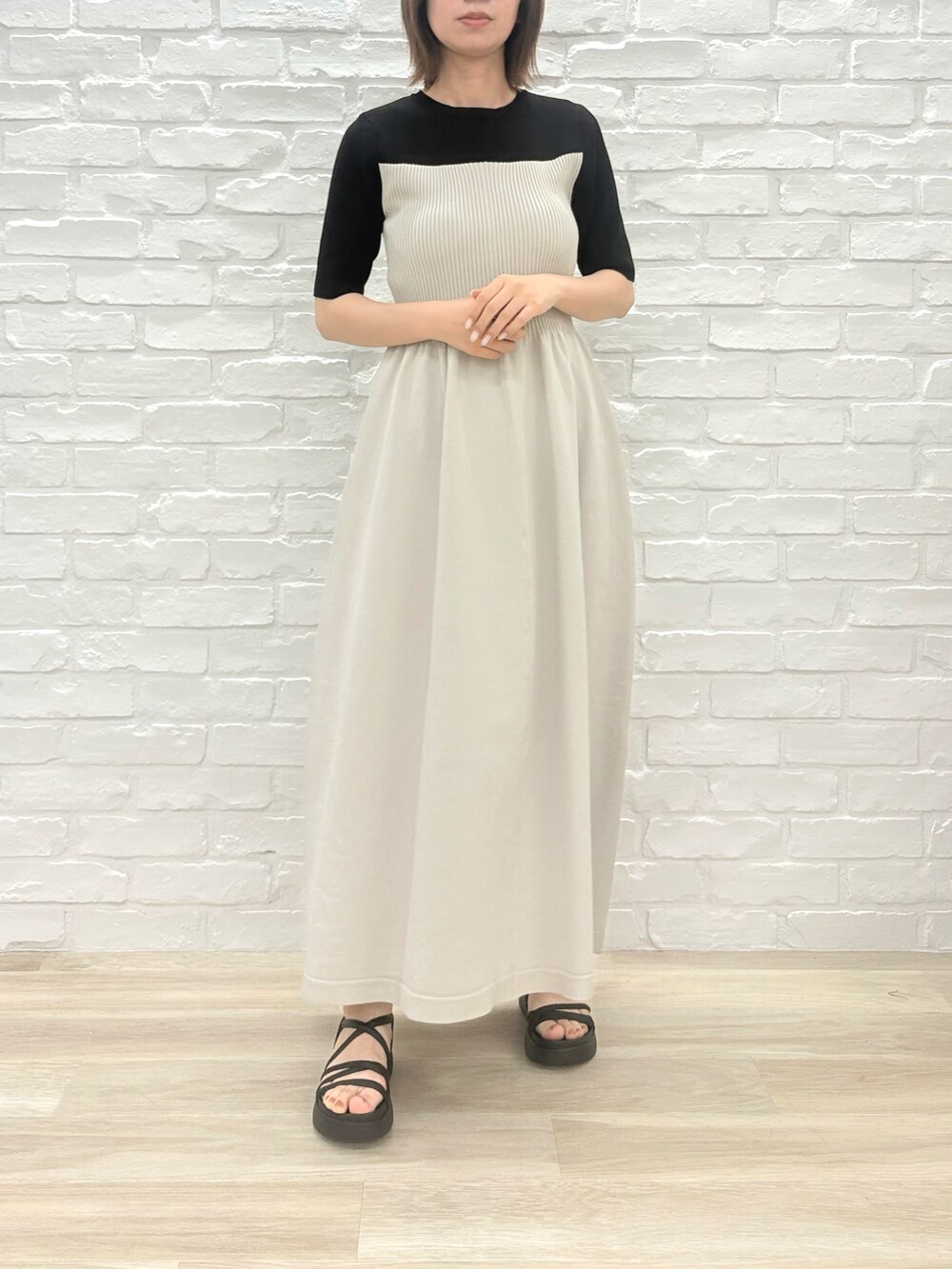 「ミッシュマッシュ、MISCH MASCH、mischmasch、キレイめ、フェミニン、ワンピース、低身長、高身長、157cm」｜「MISCH MASCHのZOZO限定 2025春夏新作 配色ニットワンピース（ワンピース、グレー系）」を使った、MISCHMASCH ECさん（レディース・158cm）の春コーディネートの3枚目の写真