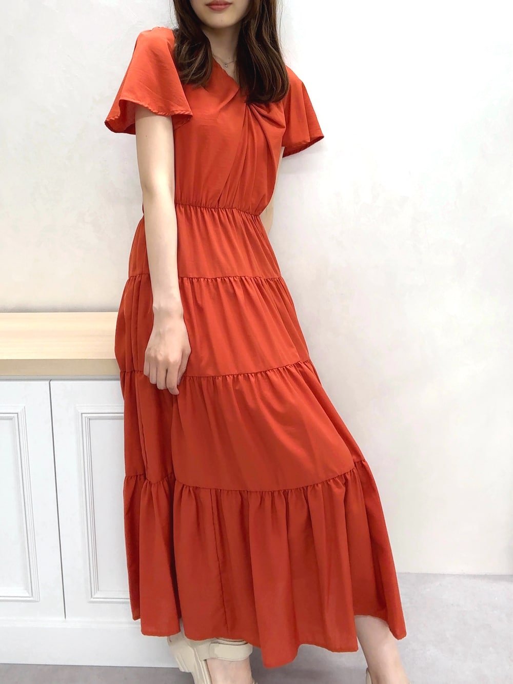 「シンプルコーデ、大人コーデ、初夏コーデ、ミッシュマッシュ、MISCH MASCH、オトナカジュアル、ワンピース、オレンジ、カラーコーデ、キレイめ、スポーツサンダル、カジュアルガーリー、今日のコーデ、リゾートスタイル、休日スタイル」｜「MISCH MASCHの■2024春夏新作■2WAYカラーティアードワンピース/MM427405（ワンピース、オレンジ系）」を使った、MISCHMASCH ECさん（メンズ・165cm）の春コーディネートの2枚目の写真