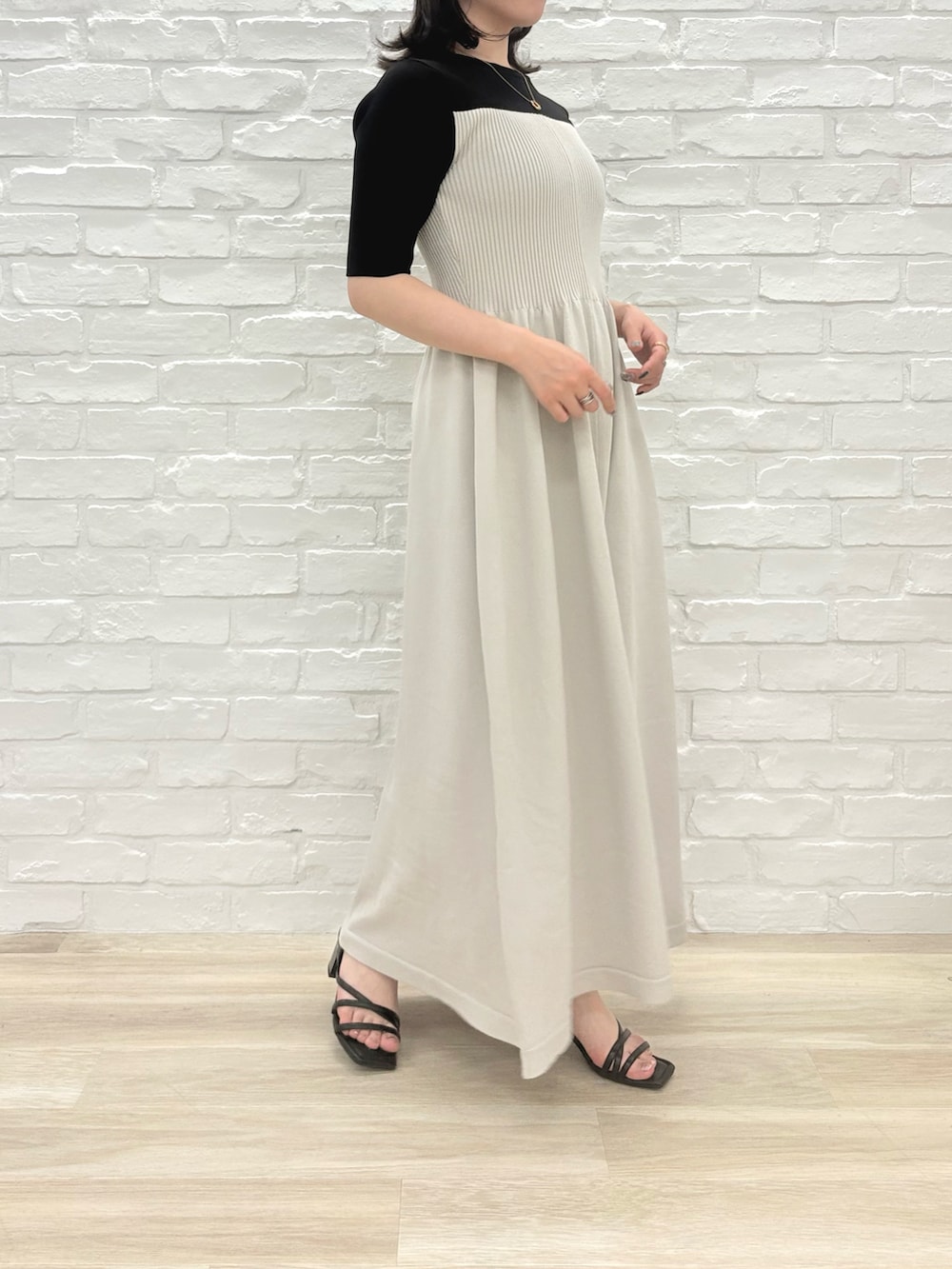 「ミッシュマッシュ、MISCH MASCH、mischmasch、キレイめ、フェミニン、ワンピース、低身長、低身長コーデ、150cm台コーデ、150cm」｜「MISCH MASCHのZOZO限定 2025春夏新作 配色ニットワンピース（ワンピース、グレー系）」を使った、MISCHMASCH ECさん（レディース・167cm）の春コーディネートの3枚目の写真