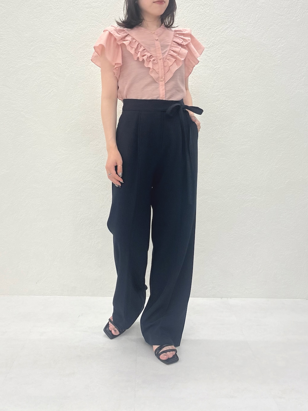 「ミッシュマッシュ、MISCH MASCH、mischmasch、キレイめ、フェミニン、150cm、150cm台コーデ、低身長、低身長コーデ、パンツスタイル、オフィスカジュアル、デートコーデ、女子会コーデ、春コーデ、夏コーデ」｜「MISCH MASCHのWEB限定 2025春夏新作 サイドリボンタックパンツ（その他パンツ、ブルー系）」を使った、MISCHMASCH ECさん（レディース・150cm）の春コーディネートの3枚目の写真