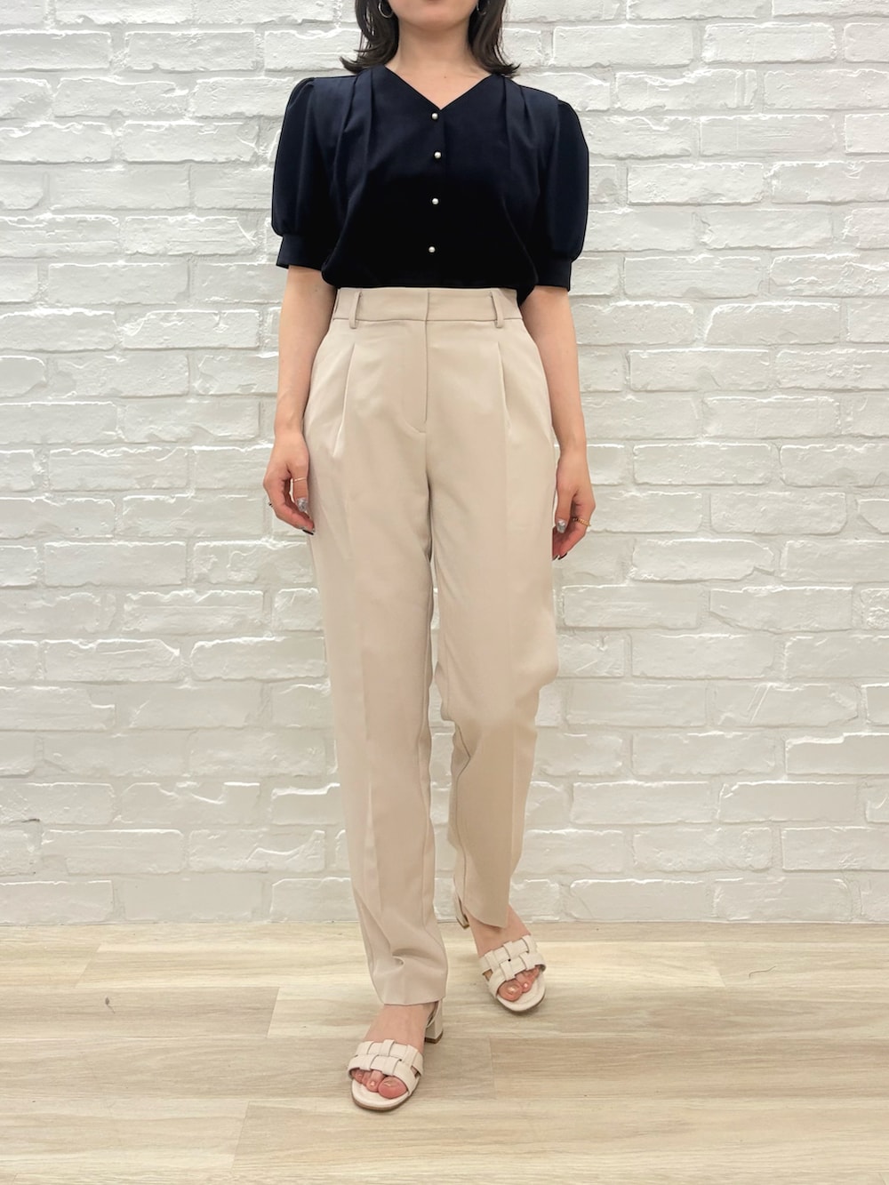 「ミッシュマッシュ、MISCH MASCH、mischmasch、低身長、低身長コーデ、150cm、150cm台コーデ、フェミニン、キレイめ、パンツコーデ、パンツスタイル、春コーデ、夏コーデ、オフィスカジュアル」｜「MISCH MASCHのWEB限定 2025春夏新作 タックテーパードパンツ（その他パンツ、ベージュ系）」を使った、MISCHMASCH ECさん（レディース・150cm）の春コーディネートの3枚目の写真