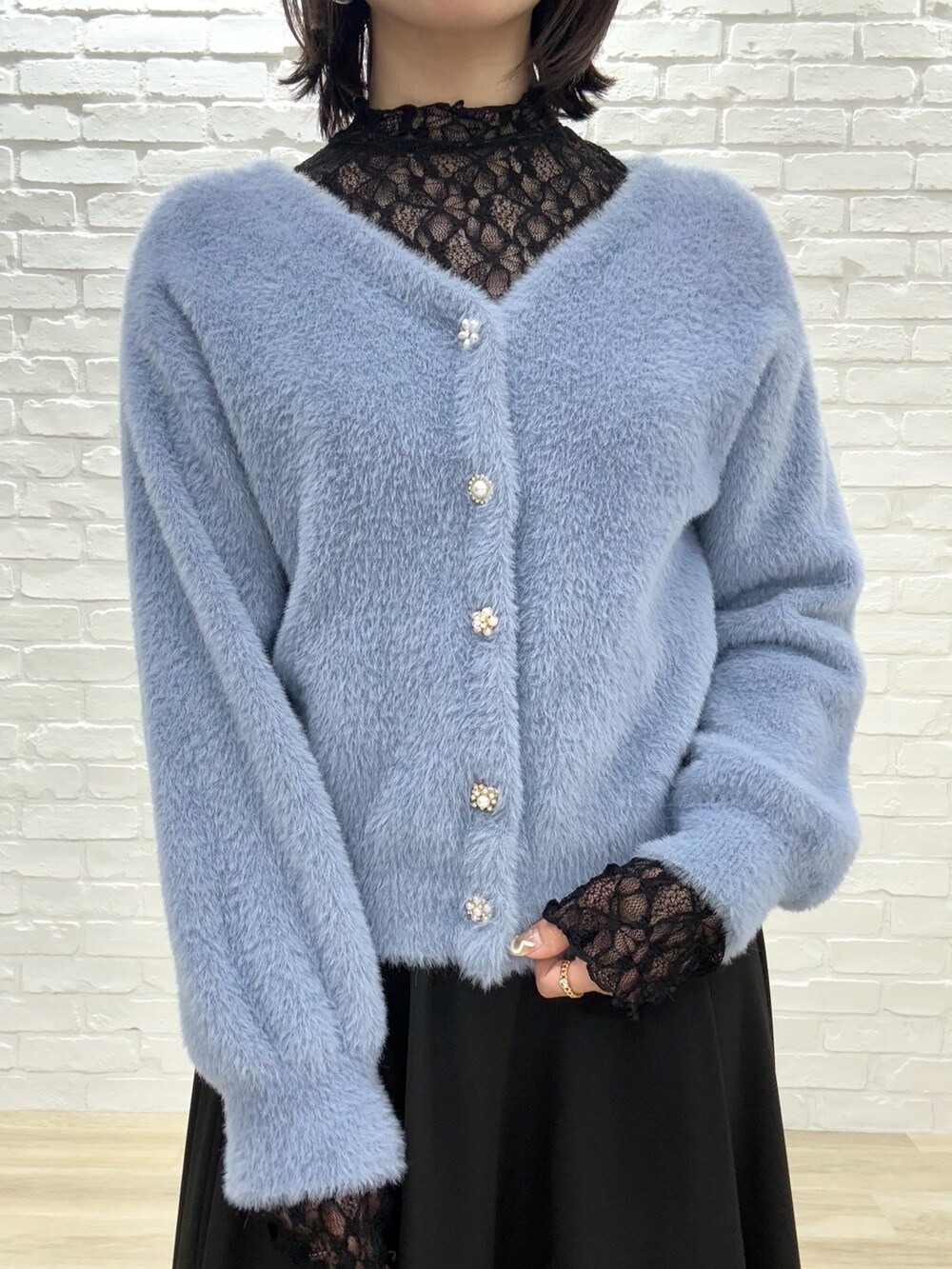 「ミッシュマッシュ、MISCH MASCH、mischmasch、シャギーカーディガン、オトナカワイイ、おでかけコーデ、シンプルコーデ、きれいめコーデ、大人かわいい、フェミニン、キレイめ、デートコーデ、着回しコーデ、フレアスカート」｜「MISCH MASCHの【新色追加】シャギービジューカーディガン/MM338401（カーディガン/ボレロ、ブルー系）」を使った、MISCHMASCH ECさん（レディース・150cm）の冬コーディネートの4枚目の写真